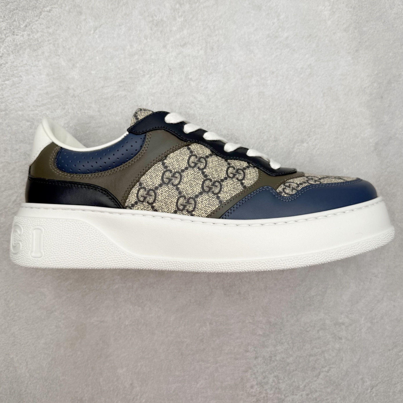 ＃M纯原 Gucci Chunky B Screener GG 市场仅此一家原版一比一开发版本 所有细节完全一致 相似度达到百分之95以上💯古驰饼干鞋运动休闲鞋系列 增高4-5厘米 原版盒子 官方一致原版 原标原盒 官方全套配件 原装雪梨形超软沙绒纸团 手工上线 不开胶 该品牌鞋款在制作中使用的是环保植物胶水 采用版凝胶技术(空胶工艺）存在一些缝隙属于正常现象 不用担心会影响到您的正常使用效果 采用厚底结构 巧妙运用外观设计、配色和材质三重元素 展现出复古风范 别致的橡胶鞋底 搭配米色和乌木色经典GG帆布鞋身及同色调皮革滚边 突显时尚大气的品味 尺码：35 36 37 38 39 40 41 42 43 44 45-选品中心