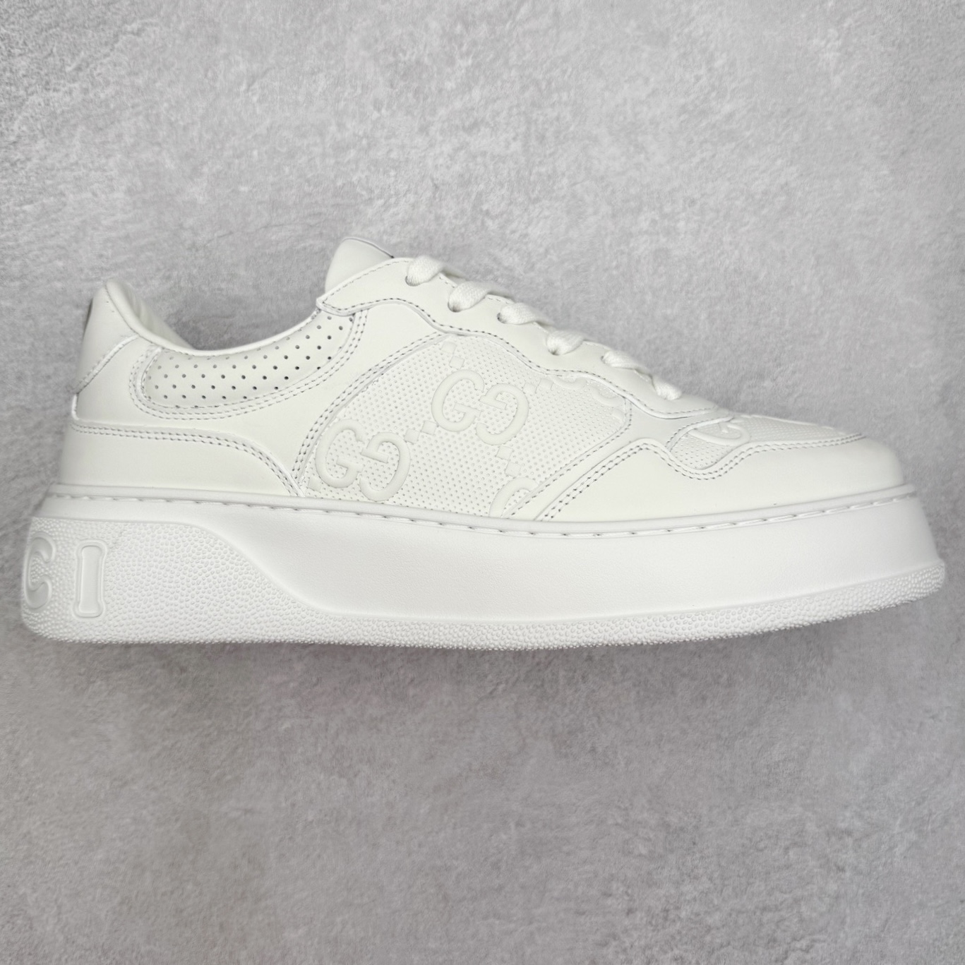 ＃M纯原 Gucci Chunky B Screener GG 市场仅此一家原版一比一开发版本 所有细节完全一致 相似度达到百分之95以上💯古驰饼干鞋运动休闲鞋系列 增高4-5厘米 原版盒子 官方一致原版 原标原盒 官方全套配件 原装雪梨形超软沙绒纸团 手工上线 不开胶 该品牌鞋款在制作中使用的是环保植物胶水 采用版凝胶技术(空胶工艺）存在一些缝隙属于正常现象 不用担心会影响到您的正常使用效果 采用厚底结构 巧妙运用外观设计、配色和材质三重元素 展现出复古风范 别致的橡胶鞋底 搭配米色和乌木色经典GG帆布鞋身及同色调皮革滚边 突显时尚大气的品味 尺码：35 36 37 38 39 40 41 42 43 44 45-选品中心