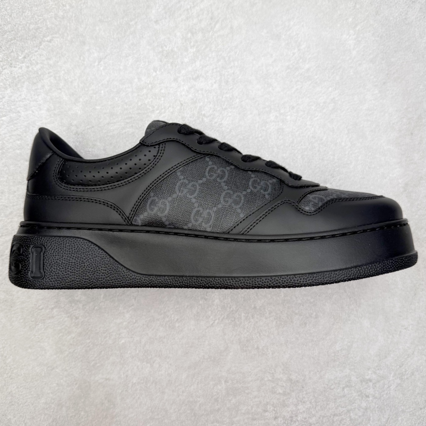 ＃M纯原 Gucci Chunky B Screener GG 市场仅此一家原版一比一开发版本 所有细节完全一致 相似度达到百分之95以上💯古驰饼干鞋运动休闲鞋系列 增高4-5厘米 原版盒子 官方一致原版 原标原盒 官方全套配件 原装雪梨形超软沙绒纸团 手工上线 不开胶 该品牌鞋款在制作中使用的是环保植物胶水 采用版凝胶技术(空胶工艺）存在一些缝隙属于正常现象 不用担心会影响到您的正常使用效果 采用厚底结构 巧妙运用外观设计、配色和材质三重元素 展现出复古风范 别致的橡胶鞋底 搭配米色和乌木色经典GG帆布鞋身及同色调皮革滚边 突显时尚大气的品味 尺码：35 36 37 38 39 40 41 42 43 44 45-选品中心