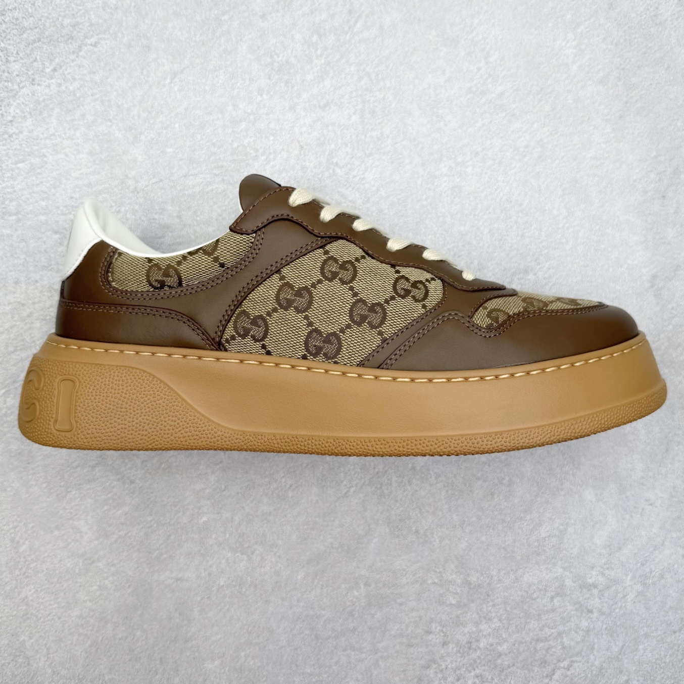 ＃M纯原 Gucci Chunky B Screener GG 市场仅此一家原版一比一开发版本 所有细节完全一致 相似度达到百分之95以上💯古驰饼干鞋运动休闲鞋系列 增高4-5厘米 原版盒子 官方一致原版 原标原盒 官方全套配件 原装雪梨形超软沙绒纸团 手工上线 不开胶 该品牌鞋款在制作中使用的是环保植物胶水 采用版凝胶技术(空胶工艺）存在一些缝隙属于正常现象 不用担心会影响到您的正常使用效果 采用厚底结构 巧妙运用外观设计、配色和材质三重元素 展现出复古风范 别致的橡胶鞋底 搭配米色和乌木色经典GG帆布鞋身及同色调皮革滚边 突显时尚大气的品味 尺码：35 36 37 38 39 40 41 42 43 44 45-选品中心