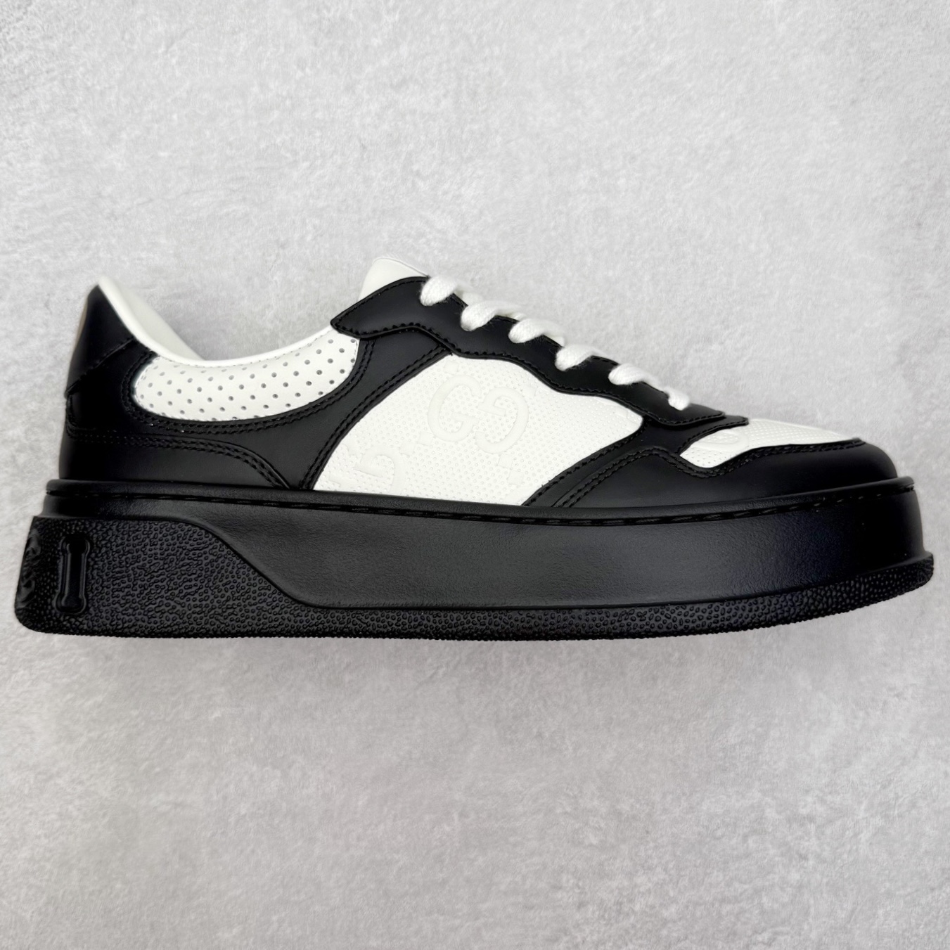 ＃M纯原 Gucci Chunky B Screener GG 市场仅此一家原版一比一开发版本 所有细节完全一致 相似度达到百分之95以上💯古驰饼干鞋运动休闲鞋系列 增高4-5厘米 原版盒子 官方一致原版 原标原盒 官方全套配件 原装雪梨形超软沙绒纸团 手工上线 不开胶 该品牌鞋款在制作中使用的是环保植物胶水 采用版凝胶技术(空胶工艺）存在一些缝隙属于正常现象 不用担心会影响到您的正常使用效果 采用厚底结构 巧妙运用外观设计、配色和材质三重元素 展现出复古风范 别致的橡胶鞋底 搭配米色和乌木色经典GG帆布鞋身及同色调皮革滚边 突显时尚大气的品味 尺码：35 36 37 38 39 40 41 42 43 44 45-选品中心