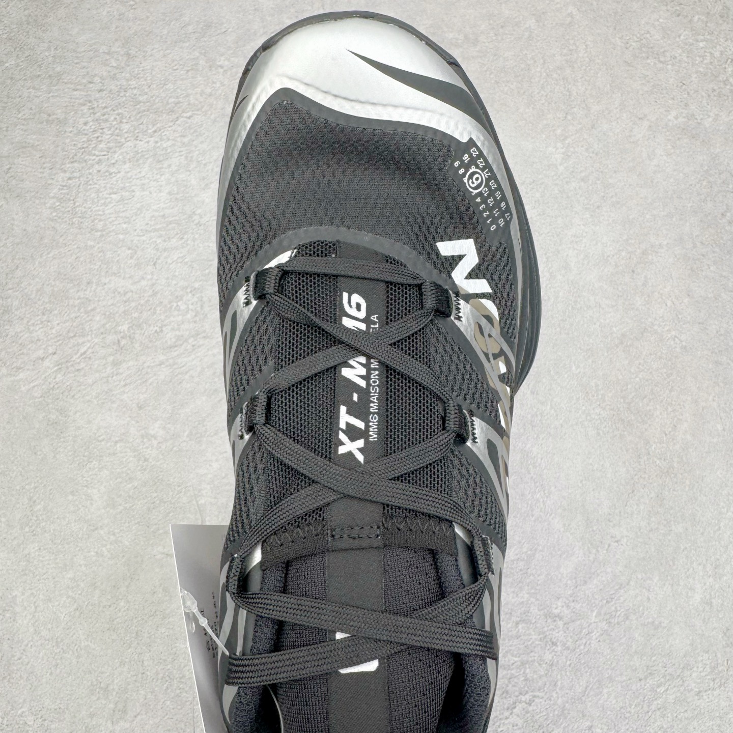 图片[4]-MM6 Maison Margiela x SALOMON XT-6 萨洛蒙联名系列低帮城市越野机能透气休闲运动鞋 鞋舌处附有迷你网眼袋收纳鞋绳以及下方的多色 Logo 标签 接着搭载奶油色 ACS 技术中底以及金色 TPU 塑料部件提升鞋款耐用性 中底与鞋面之间饰有海蓝色条状细节有效增添鞋款层次 最后应用黑色 Contragrip Chevron 外底完成鞋款设计 这次配色颇为高调 两款配色均以绚丽的渐变设计呈现 一款以粉紫渐变主打 另一款以黄绿渐变呈现 视觉效果相当吸睛 鞋面的使用玻璃纤维覆盖物加固 并通过细绳扣系带系统进行锁定 Salomon 的品牌logo 出现在脚后跟和前掌部位 中底虽然偏薄 但非常耐用 与模压塑料ACS 框架以及致密AC2 Muscle 鞋底单元结合 能够提供出色的支撑力和缓冲性 尺码：36 36.5 37.5 38 38.5 39 40 40.5 41 42 42.5 43 44 44.5 45 46.5-选品中心