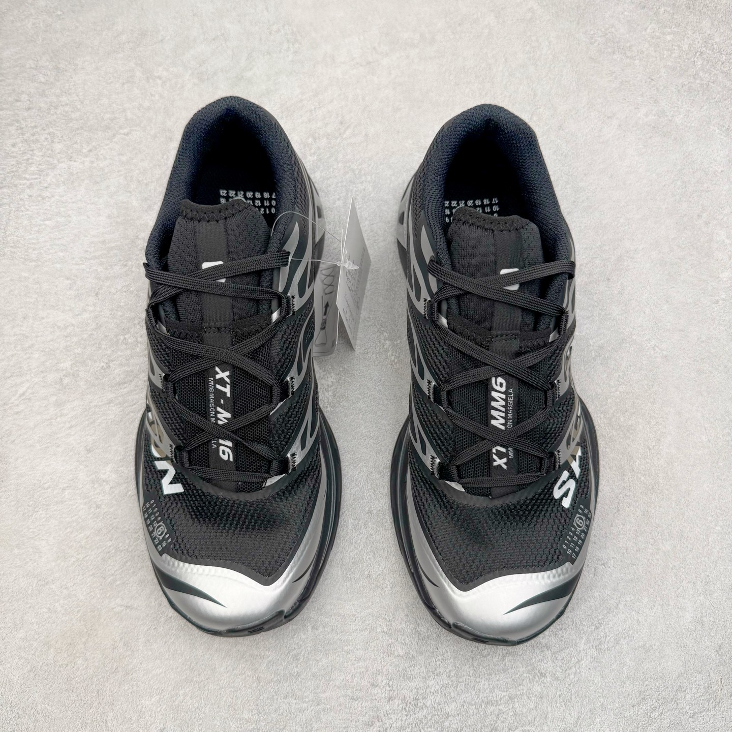 图片[2]-MM6 Maison Margiela x SALOMON XT-6 萨洛蒙联名系列低帮城市越野机能透气休闲运动鞋 鞋舌处附有迷你网眼袋收纳鞋绳以及下方的多色 Logo 标签 接着搭载奶油色 ACS 技术中底以及金色 TPU 塑料部件提升鞋款耐用性 中底与鞋面之间饰有海蓝色条状细节有效增添鞋款层次 最后应用黑色 Contragrip Chevron 外底完成鞋款设计 这次配色颇为高调 两款配色均以绚丽的渐变设计呈现 一款以粉紫渐变主打 另一款以黄绿渐变呈现 视觉效果相当吸睛 鞋面的使用玻璃纤维覆盖物加固 并通过细绳扣系带系统进行锁定 Salomon 的品牌logo 出现在脚后跟和前掌部位 中底虽然偏薄 但非常耐用 与模压塑料ACS 框架以及致密AC2 Muscle 鞋底单元结合 能够提供出色的支撑力和缓冲性 尺码：36 36.5 37.5 38 38.5 39 40 40.5 41 42 42.5 43 44 44.5 45 46.5-选品中心