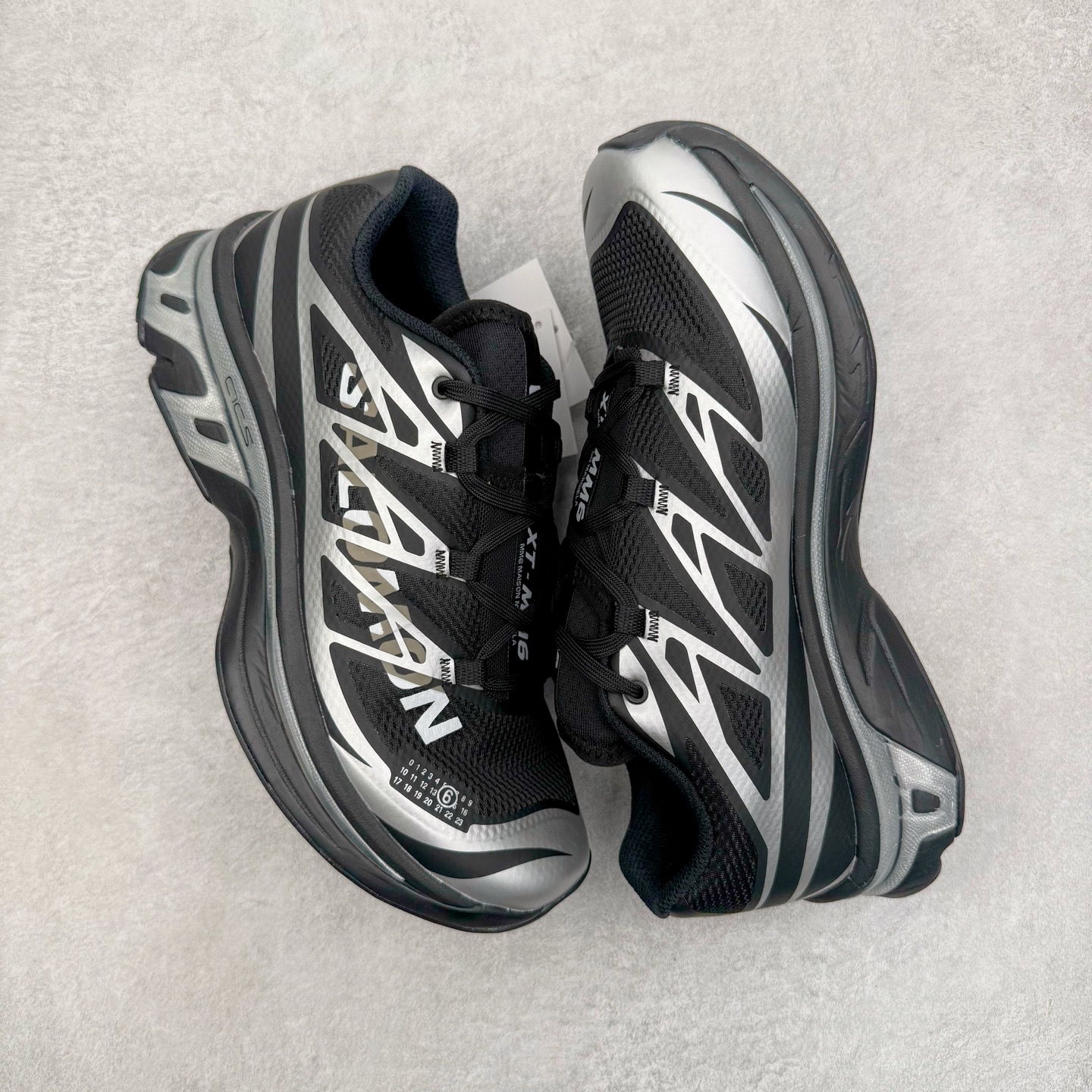 图片[3]-MM6 Maison Margiela x SALOMON XT-6 萨洛蒙联名系列低帮城市越野机能透气休闲运动鞋 鞋舌处附有迷你网眼袋收纳鞋绳以及下方的多色 Logo 标签 接着搭载奶油色 ACS 技术中底以及金色 TPU 塑料部件提升鞋款耐用性 中底与鞋面之间饰有海蓝色条状细节有效增添鞋款层次 最后应用黑色 Contragrip Chevron 外底完成鞋款设计 这次配色颇为高调 两款配色均以绚丽的渐变设计呈现 一款以粉紫渐变主打 另一款以黄绿渐变呈现 视觉效果相当吸睛 鞋面的使用玻璃纤维覆盖物加固 并通过细绳扣系带系统进行锁定 Salomon 的品牌logo 出现在脚后跟和前掌部位 中底虽然偏薄 但非常耐用 与模压塑料ACS 框架以及致密AC2 Muscle 鞋底单元结合 能够提供出色的支撑力和缓冲性 尺码：36 36.5 37.5 38 38.5 39 40 40.5 41 42 42.5 43 44 44.5 45 46.5-选品中心