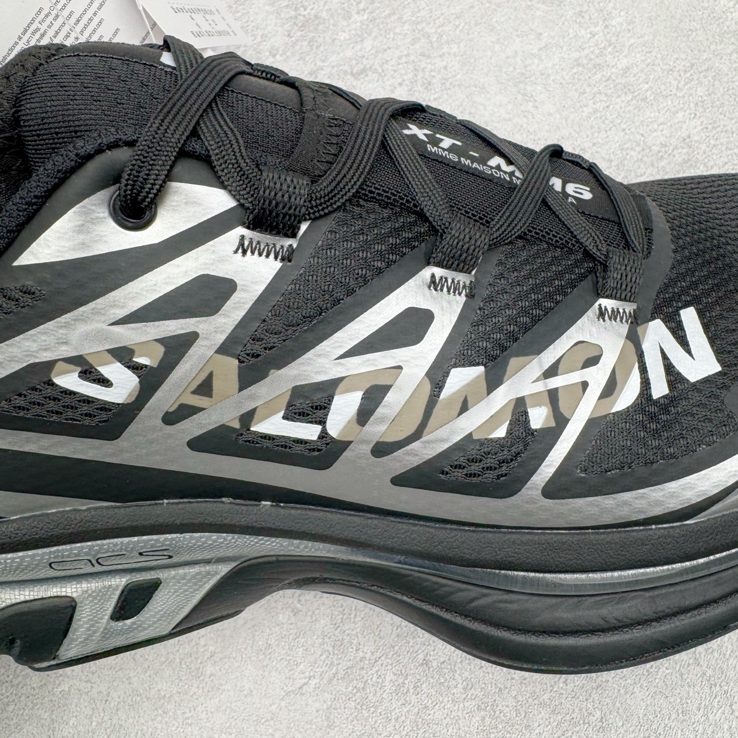 图片[13]-MM6 Maison Margiela x SALOMON XT-6 萨洛蒙联名系列低帮城市越野机能透气休闲运动鞋 鞋舌处附有迷你网眼袋收纳鞋绳以及下方的多色 Logo 标签 接着搭载奶油色 ACS 技术中底以及金色 TPU 塑料部件提升鞋款耐用性 中底与鞋面之间饰有海蓝色条状细节有效增添鞋款层次 最后应用黑色 Contragrip Chevron 外底完成鞋款设计 这次配色颇为高调 两款配色均以绚丽的渐变设计呈现 一款以粉紫渐变主打 另一款以黄绿渐变呈现 视觉效果相当吸睛 鞋面的使用玻璃纤维覆盖物加固 并通过细绳扣系带系统进行锁定 Salomon 的品牌logo 出现在脚后跟和前掌部位 中底虽然偏薄 但非常耐用 与模压塑料ACS 框架以及致密AC2 Muscle 鞋底单元结合 能够提供出色的支撑力和缓冲性 尺码：36 36.5 37.5 38 38.5 39 40 40.5 41 42 42.5 43 44 44.5 45 46.5-选品中心