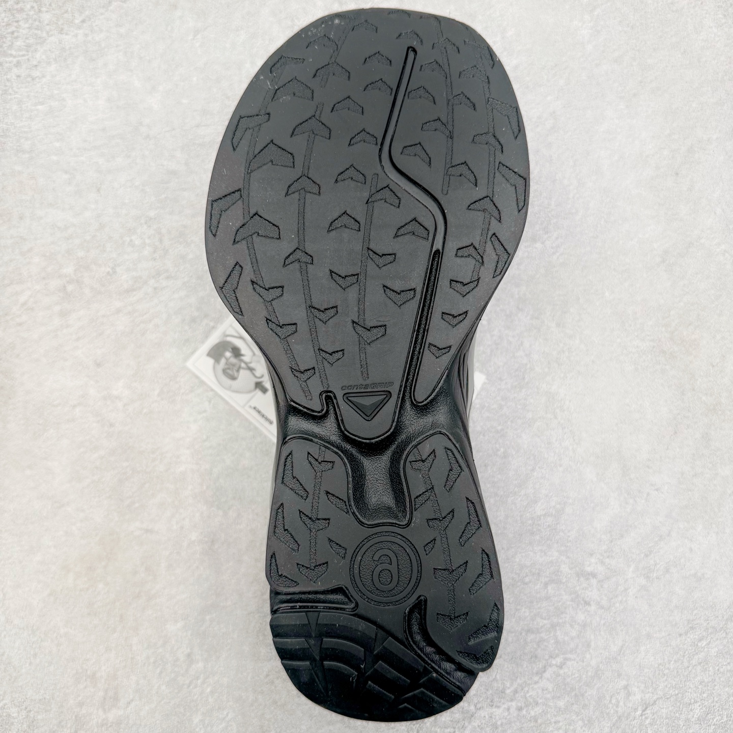 图片[9]-MM6 Maison Margiela x SALOMON XT-6 萨洛蒙联名系列低帮城市越野机能透气休闲运动鞋 鞋舌处附有迷你网眼袋收纳鞋绳以及下方的多色 Logo 标签 接着搭载奶油色 ACS 技术中底以及金色 TPU 塑料部件提升鞋款耐用性 中底与鞋面之间饰有海蓝色条状细节有效增添鞋款层次 最后应用黑色 Contragrip Chevron 外底完成鞋款设计 这次配色颇为高调 两款配色均以绚丽的渐变设计呈现 一款以粉紫渐变主打 另一款以黄绿渐变呈现 视觉效果相当吸睛 鞋面的使用玻璃纤维覆盖物加固 并通过细绳扣系带系统进行锁定 Salomon 的品牌logo 出现在脚后跟和前掌部位 中底虽然偏薄 但非常耐用 与模压塑料ACS 框架以及致密AC2 Muscle 鞋底单元结合 能够提供出色的支撑力和缓冲性 尺码：36 36.5 37.5 38 38.5 39 40 40.5 41 42 42.5 43 44 44.5 45 46.5-选品中心