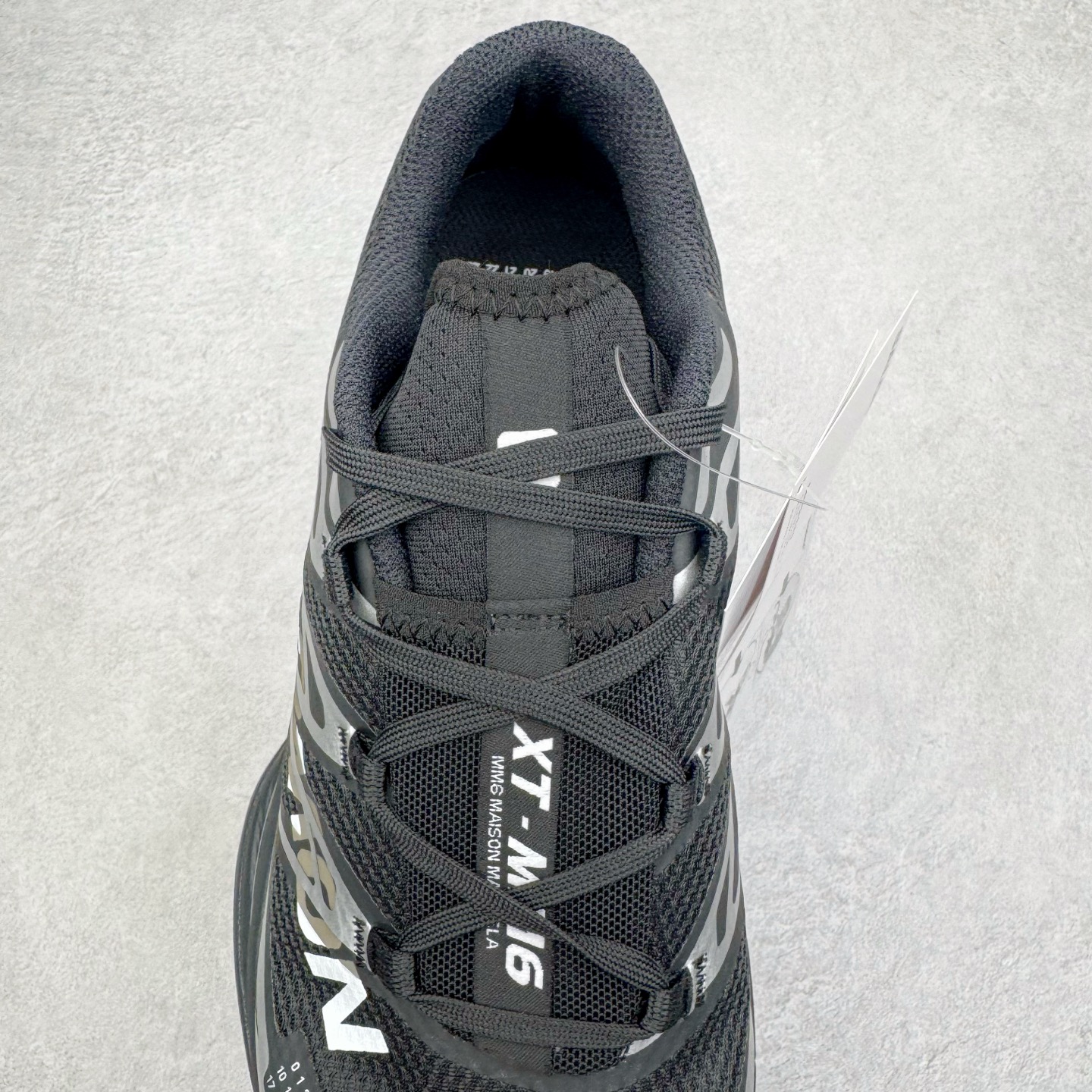 图片[5]-MM6 Maison Margiela x SALOMON XT-6 萨洛蒙联名系列低帮城市越野机能透气休闲运动鞋 鞋舌处附有迷你网眼袋收纳鞋绳以及下方的多色 Logo 标签 接着搭载奶油色 ACS 技术中底以及金色 TPU 塑料部件提升鞋款耐用性 中底与鞋面之间饰有海蓝色条状细节有效增添鞋款层次 最后应用黑色 Contragrip Chevron 外底完成鞋款设计 这次配色颇为高调 两款配色均以绚丽的渐变设计呈现 一款以粉紫渐变主打 另一款以黄绿渐变呈现 视觉效果相当吸睛 鞋面的使用玻璃纤维覆盖物加固 并通过细绳扣系带系统进行锁定 Salomon 的品牌logo 出现在脚后跟和前掌部位 中底虽然偏薄 但非常耐用 与模压塑料ACS 框架以及致密AC2 Muscle 鞋底单元结合 能够提供出色的支撑力和缓冲性 尺码：36 36.5 37.5 38 38.5 39 40 40.5 41 42 42.5 43 44 44.5 45 46.5-选品中心