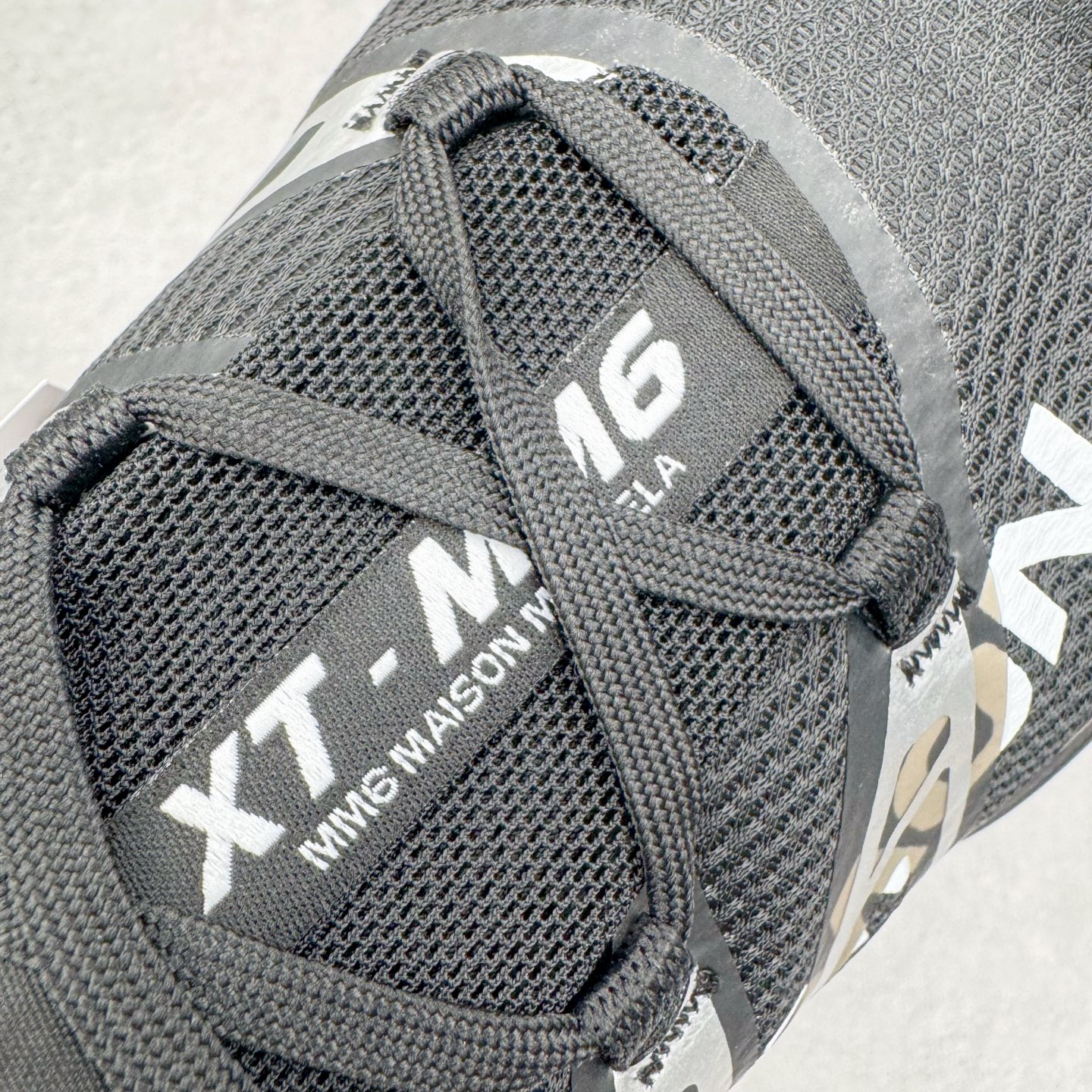 图片[10]-MM6 Maison Margiela x SALOMON XT-6 萨洛蒙联名系列低帮城市越野机能透气休闲运动鞋 鞋舌处附有迷你网眼袋收纳鞋绳以及下方的多色 Logo 标签 接着搭载奶油色 ACS 技术中底以及金色 TPU 塑料部件提升鞋款耐用性 中底与鞋面之间饰有海蓝色条状细节有效增添鞋款层次 最后应用黑色 Contragrip Chevron 外底完成鞋款设计 这次配色颇为高调 两款配色均以绚丽的渐变设计呈现 一款以粉紫渐变主打 另一款以黄绿渐变呈现 视觉效果相当吸睛 鞋面的使用玻璃纤维覆盖物加固 并通过细绳扣系带系统进行锁定 Salomon 的品牌logo 出现在脚后跟和前掌部位 中底虽然偏薄 但非常耐用 与模压塑料ACS 框架以及致密AC2 Muscle 鞋底单元结合 能够提供出色的支撑力和缓冲性 尺码：36 36.5 37.5 38 38.5 39 40 40.5 41 42 42.5 43 44 44.5 45 46.5-选品中心