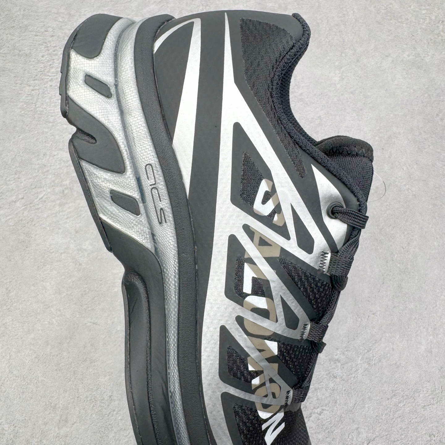 图片[6]-MM6 Maison Margiela x SALOMON XT-6 萨洛蒙联名系列低帮城市越野机能透气休闲运动鞋 鞋舌处附有迷你网眼袋收纳鞋绳以及下方的多色 Logo 标签 接着搭载奶油色 ACS 技术中底以及金色 TPU 塑料部件提升鞋款耐用性 中底与鞋面之间饰有海蓝色条状细节有效增添鞋款层次 最后应用黑色 Contragrip Chevron 外底完成鞋款设计 这次配色颇为高调 两款配色均以绚丽的渐变设计呈现 一款以粉紫渐变主打 另一款以黄绿渐变呈现 视觉效果相当吸睛 鞋面的使用玻璃纤维覆盖物加固 并通过细绳扣系带系统进行锁定 Salomon 的品牌logo 出现在脚后跟和前掌部位 中底虽然偏薄 但非常耐用 与模压塑料ACS 框架以及致密AC2 Muscle 鞋底单元结合 能够提供出色的支撑力和缓冲性 尺码：36 36.5 37.5 38 38.5 39 40 40.5 41 42 42.5 43 44 44.5 45 46.5-选品中心