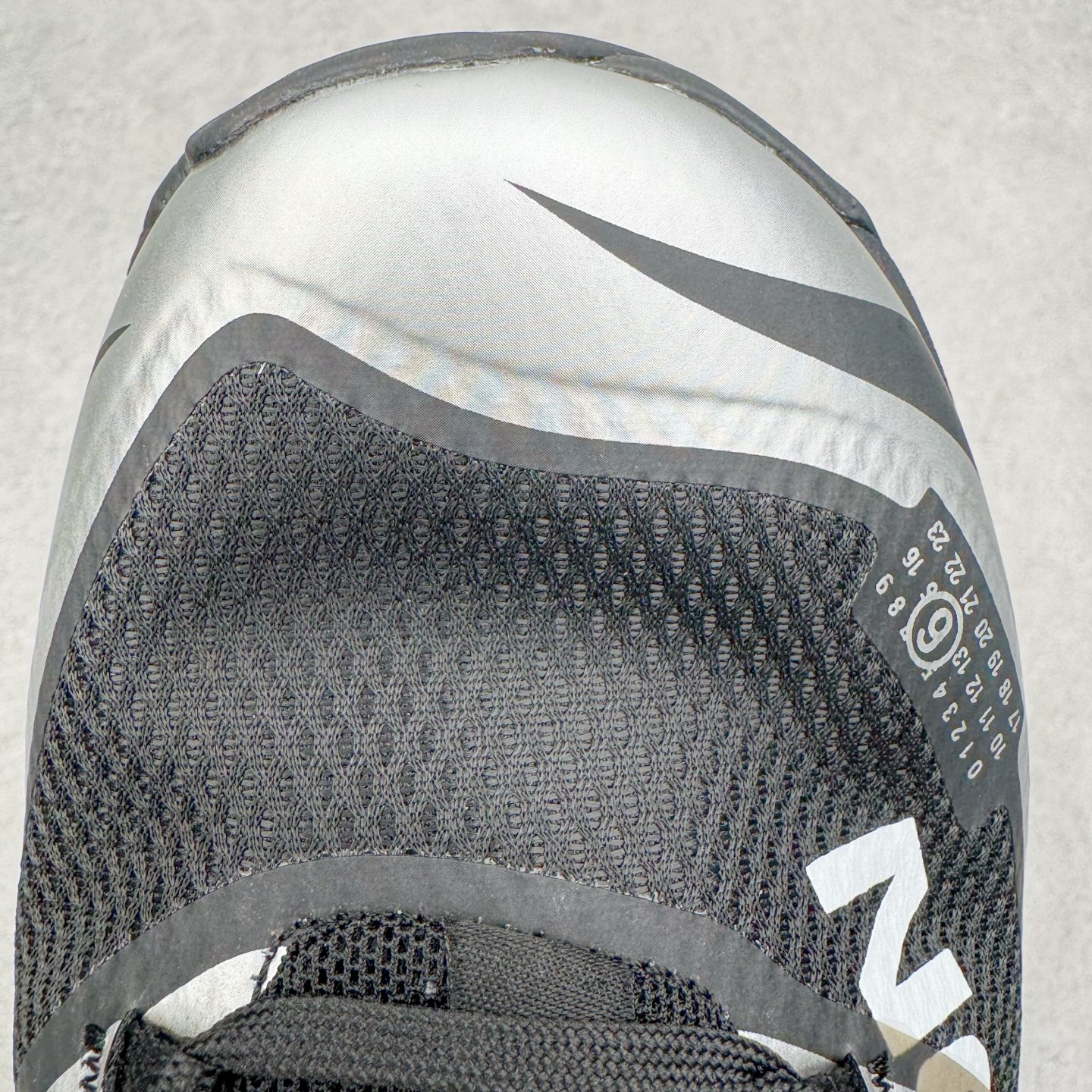 图片[11]-MM6 Maison Margiela x SALOMON XT-6 萨洛蒙联名系列低帮城市越野机能透气休闲运动鞋 鞋舌处附有迷你网眼袋收纳鞋绳以及下方的多色 Logo 标签 接着搭载奶油色 ACS 技术中底以及金色 TPU 塑料部件提升鞋款耐用性 中底与鞋面之间饰有海蓝色条状细节有效增添鞋款层次 最后应用黑色 Contragrip Chevron 外底完成鞋款设计 这次配色颇为高调 两款配色均以绚丽的渐变设计呈现 一款以粉紫渐变主打 另一款以黄绿渐变呈现 视觉效果相当吸睛 鞋面的使用玻璃纤维覆盖物加固 并通过细绳扣系带系统进行锁定 Salomon 的品牌logo 出现在脚后跟和前掌部位 中底虽然偏薄 但非常耐用 与模压塑料ACS 框架以及致密AC2 Muscle 鞋底单元结合 能够提供出色的支撑力和缓冲性 尺码：36 36.5 37.5 38 38.5 39 40 40.5 41 42 42.5 43 44 44.5 45 46.5-选品中心