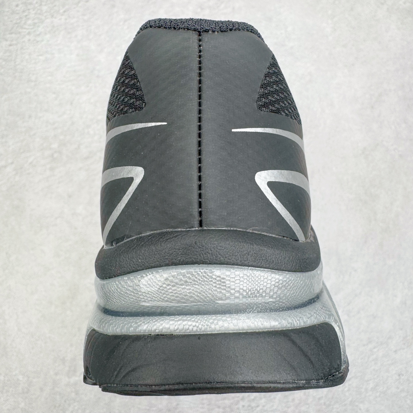 图片[8]-MM6 Maison Margiela x SALOMON XT-6 萨洛蒙联名系列低帮城市越野机能透气休闲运动鞋 鞋舌处附有迷你网眼袋收纳鞋绳以及下方的多色 Logo 标签 接着搭载奶油色 ACS 技术中底以及金色 TPU 塑料部件提升鞋款耐用性 中底与鞋面之间饰有海蓝色条状细节有效增添鞋款层次 最后应用黑色 Contragrip Chevron 外底完成鞋款设计 这次配色颇为高调 两款配色均以绚丽的渐变设计呈现 一款以粉紫渐变主打 另一款以黄绿渐变呈现 视觉效果相当吸睛 鞋面的使用玻璃纤维覆盖物加固 并通过细绳扣系带系统进行锁定 Salomon 的品牌logo 出现在脚后跟和前掌部位 中底虽然偏薄 但非常耐用 与模压塑料ACS 框架以及致密AC2 Muscle 鞋底单元结合 能够提供出色的支撑力和缓冲性 尺码：36 36.5 37.5 38 38.5 39 40 40.5 41 42 42.5 43 44 44.5 45 46.5-选品中心