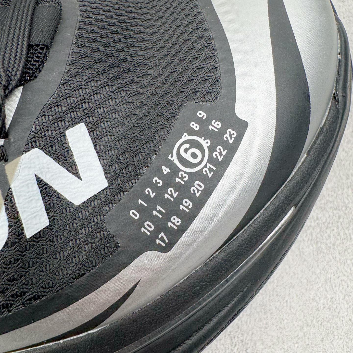 图片[12]-MM6 Maison Margiela x SALOMON XT-6 萨洛蒙联名系列低帮城市越野机能透气休闲运动鞋 鞋舌处附有迷你网眼袋收纳鞋绳以及下方的多色 Logo 标签 接着搭载奶油色 ACS 技术中底以及金色 TPU 塑料部件提升鞋款耐用性 中底与鞋面之间饰有海蓝色条状细节有效增添鞋款层次 最后应用黑色 Contragrip Chevron 外底完成鞋款设计 这次配色颇为高调 两款配色均以绚丽的渐变设计呈现 一款以粉紫渐变主打 另一款以黄绿渐变呈现 视觉效果相当吸睛 鞋面的使用玻璃纤维覆盖物加固 并通过细绳扣系带系统进行锁定 Salomon 的品牌logo 出现在脚后跟和前掌部位 中底虽然偏薄 但非常耐用 与模压塑料ACS 框架以及致密AC2 Muscle 鞋底单元结合 能够提供出色的支撑力和缓冲性 尺码：36 36.5 37.5 38 38.5 39 40 40.5 41 42 42.5 43 44 44.5 45 46.5-选品中心