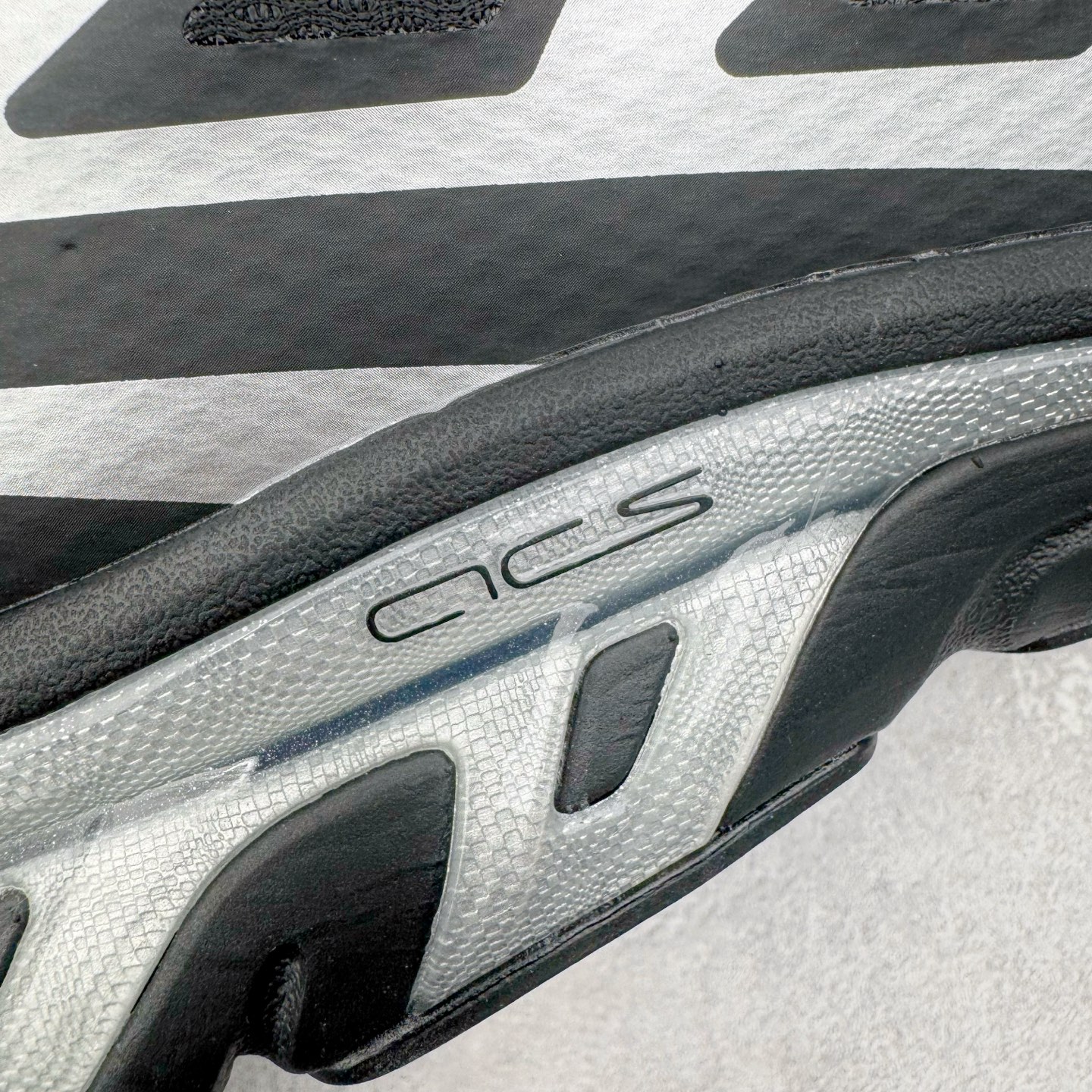 图片[14]-MM6 Maison Margiela x SALOMON XT-6 萨洛蒙联名系列低帮城市越野机能透气休闲运动鞋 鞋舌处附有迷你网眼袋收纳鞋绳以及下方的多色 Logo 标签 接着搭载奶油色 ACS 技术中底以及金色 TPU 塑料部件提升鞋款耐用性 中底与鞋面之间饰有海蓝色条状细节有效增添鞋款层次 最后应用黑色 Contragrip Chevron 外底完成鞋款设计 这次配色颇为高调 两款配色均以绚丽的渐变设计呈现 一款以粉紫渐变主打 另一款以黄绿渐变呈现 视觉效果相当吸睛 鞋面的使用玻璃纤维覆盖物加固 并通过细绳扣系带系统进行锁定 Salomon 的品牌logo 出现在脚后跟和前掌部位 中底虽然偏薄 但非常耐用 与模压塑料ACS 框架以及致密AC2 Muscle 鞋底单元结合 能够提供出色的支撑力和缓冲性 尺码：36 36.5 37.5 38 38.5 39 40 40.5 41 42 42.5 43 44 44.5 45 46.5-选品中心