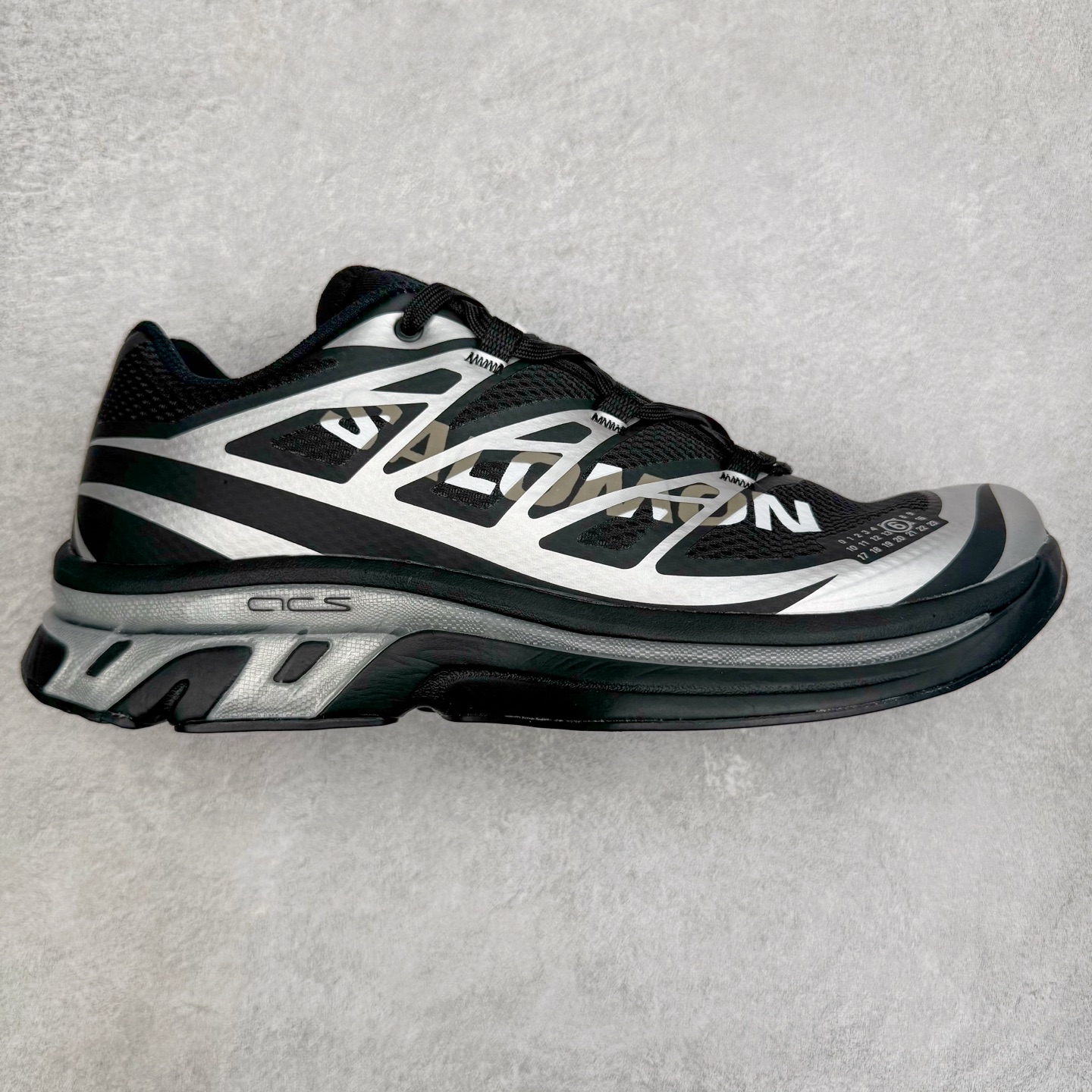 MM6 Maison Margiela x SALOMON XT-6 萨洛蒙联名系列低帮城市越野机能透气休闲运动鞋 鞋舌处附有迷你网眼袋收纳鞋绳以及下方的多色 Logo 标签 接着搭载奶油色 ACS 技术中底以及金色 TPU 塑料部件提升鞋款耐用性 中底与鞋面之间饰有海蓝色条状细节有效增添鞋款层次 最后应用黑色 Contragrip Chevron 外底完成鞋款设计 这次配色颇为高调 两款配色均以绚丽的渐变设计呈现 一款以粉紫渐变主打 另一款以黄绿渐变呈现 视觉效果相当吸睛 鞋面的使用玻璃纤维覆盖物加固 并通过细绳扣系带系统进行锁定 Salomon 的品牌logo 出现在脚后跟和前掌部位 中底虽然偏薄 但非常耐用 与模压塑料ACS 框架以及致密AC2 Muscle 鞋底单元结合 能够提供出色的支撑力和缓冲性 尺码:36 36.5 37.5 38 38.5 39 40 40.5 41 42 42.5 43 44 44.5 45 46.5-选品中心