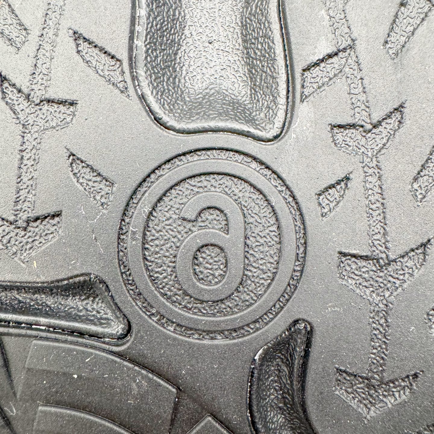 图片[15]-MM6 Maison Margiela x SALOMON XT-6 萨洛蒙联名系列低帮城市越野机能透气休闲运动鞋 鞋舌处附有迷你网眼袋收纳鞋绳以及下方的多色 Logo 标签 接着搭载奶油色 ACS 技术中底以及金色 TPU 塑料部件提升鞋款耐用性 中底与鞋面之间饰有海蓝色条状细节有效增添鞋款层次 最后应用黑色 Contragrip Chevron 外底完成鞋款设计 这次配色颇为高调 两款配色均以绚丽的渐变设计呈现 一款以粉紫渐变主打 另一款以黄绿渐变呈现 视觉效果相当吸睛 鞋面的使用玻璃纤维覆盖物加固 并通过细绳扣系带系统进行锁定 Salomon 的品牌logo 出现在脚后跟和前掌部位 中底虽然偏薄 但非常耐用 与模压塑料ACS 框架以及致密AC2 Muscle 鞋底单元结合 能够提供出色的支撑力和缓冲性 尺码：36 36.5 37.5 38 38.5 39 40 40.5 41 42 42.5 43 44 44.5 45 46.5-选品中心