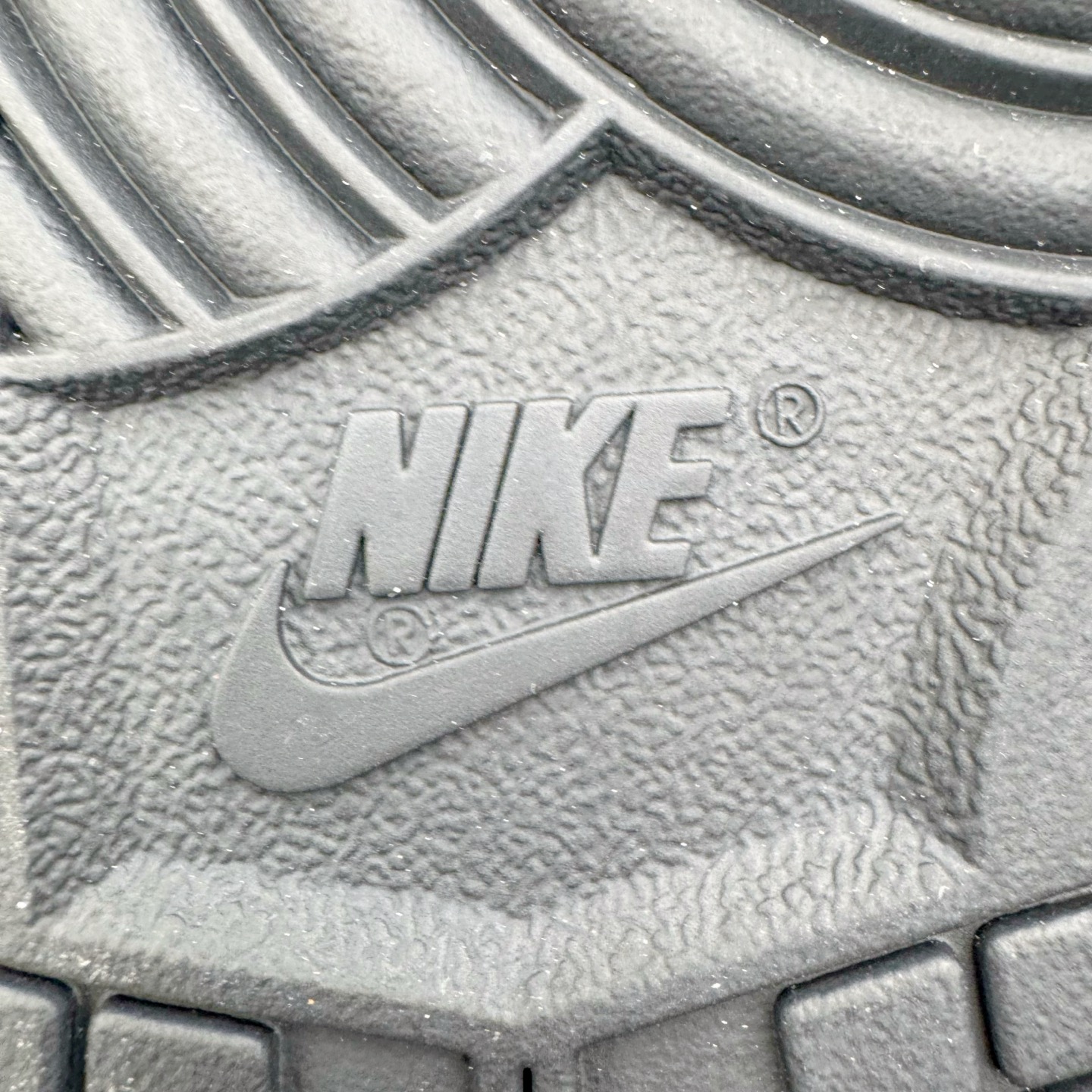 图片[21]-＃YC纯原 NK Dunk Low 淘金热 HF5441-100 当经典黑白底色遇见不羁的金色泼墨，黑色与金色泼墨如矿脉肆意蔓延，仿佛淘金者扬沙的瞬间被定格在鞋面。侧身Swoosh与泼墨浑然一体，如同隐匿的黄金矿脉，在步履移动间若隐若现。黑白基底是通勤百搭的实用主义，而跃动其上的金色，则是绝不妥协的野心与光芒。定制系列天花板 无原鞋不开发 全系列得物原鞋一比一校对开发 配色持续更新中 终端对接 优势输出 全套原厂楦头原纸板数据档案倾力打造 原汁原味莞产 极致还原 圈内最强针车工艺 高端零售指定版 广东原厂配套原盒原标 鞋盒分三个尺码段 原厂冲刀 超高清洁度 全鞋零毛边皮料切割 采用原厂百宏鞋带以及原厂百宏织唛舌标 内标可供原厂几率过验 进口原装条纹中底布 四线拉帮白色点胶 原厂拉帮手法遵循公司 原厂电绣 极致还原 尺码：36 36.5 37.5 38 38.5 39 40 40.5 41 42 42.5 43 44 44.5 45 46-选品中心