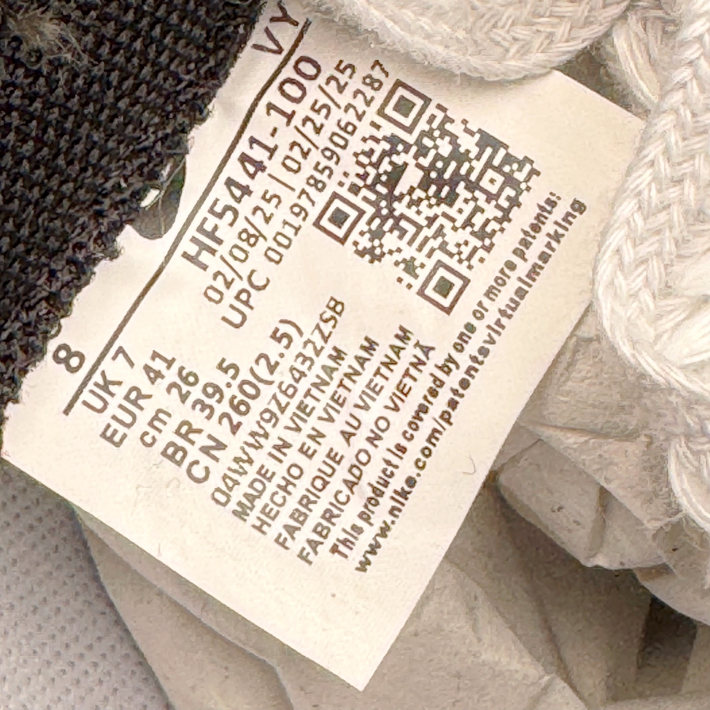 图片[13]-＃YC纯原 NK Dunk Low 淘金热 HF5441-100 当经典黑白底色遇见不羁的金色泼墨，黑色与金色泼墨如矿脉肆意蔓延，仿佛淘金者扬沙的瞬间被定格在鞋面。侧身Swoosh与泼墨浑然一体，如同隐匿的黄金矿脉，在步履移动间若隐若现。黑白基底是通勤百搭的实用主义，而跃动其上的金色，则是绝不妥协的野心与光芒。定制系列天花板 无原鞋不开发 全系列得物原鞋一比一校对开发 配色持续更新中 终端对接 优势输出 全套原厂楦头原纸板数据档案倾力打造 原汁原味莞产 极致还原 圈内最强针车工艺 高端零售指定版 广东原厂配套原盒原标 鞋盒分三个尺码段 原厂冲刀 超高清洁度 全鞋零毛边皮料切割 采用原厂百宏鞋带以及原厂百宏织唛舌标 内标可供原厂几率过验 进口原装条纹中底布 四线拉帮白色点胶 原厂拉帮手法遵循公司 原厂电绣 极致还原 尺码：36 36.5 37.5 38 38.5 39 40 40.5 41 42 42.5 43 44 44.5 45 46-选品中心