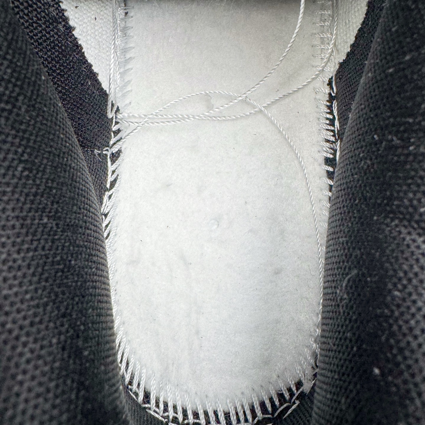 图片[11]-＃YC纯原 NK Dunk Low 淘金热 HF5441-100 当经典黑白底色遇见不羁的金色泼墨，黑色与金色泼墨如矿脉肆意蔓延，仿佛淘金者扬沙的瞬间被定格在鞋面。侧身Swoosh与泼墨浑然一体，如同隐匿的黄金矿脉，在步履移动间若隐若现。黑白基底是通勤百搭的实用主义，而跃动其上的金色，则是绝不妥协的野心与光芒。定制系列天花板 无原鞋不开发 全系列得物原鞋一比一校对开发 配色持续更新中 终端对接 优势输出 全套原厂楦头原纸板数据档案倾力打造 原汁原味莞产 极致还原 圈内最强针车工艺 高端零售指定版 广东原厂配套原盒原标 鞋盒分三个尺码段 原厂冲刀 超高清洁度 全鞋零毛边皮料切割 采用原厂百宏鞋带以及原厂百宏织唛舌标 内标可供原厂几率过验 进口原装条纹中底布 四线拉帮白色点胶 原厂拉帮手法遵循公司 原厂电绣 极致还原 尺码：36 36.5 37.5 38 38.5 39 40 40.5 41 42 42.5 43 44 44.5 45 46-选品中心