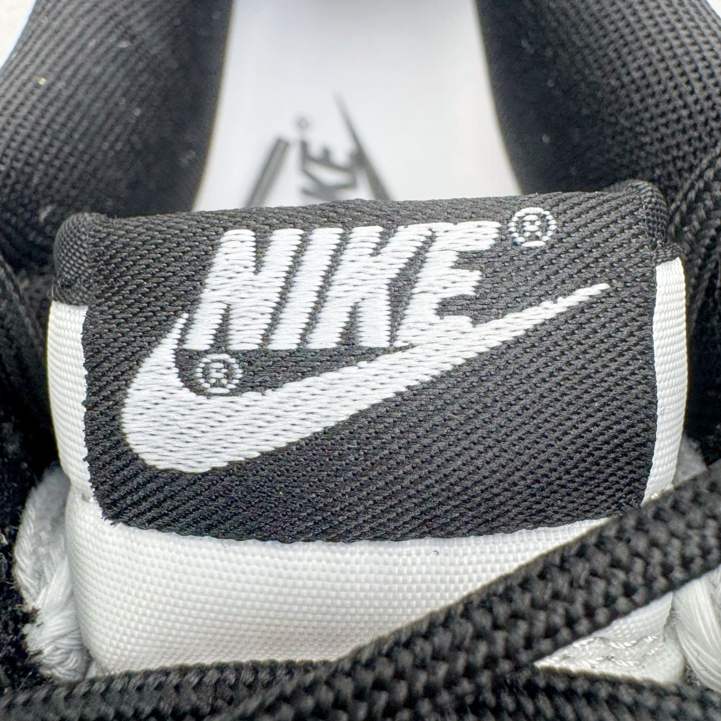 图片[14]-＃YC纯原 NK Dunk Low 淘金热 HF5441-100 当经典黑白底色遇见不羁的金色泼墨，黑色与金色泼墨如矿脉肆意蔓延，仿佛淘金者扬沙的瞬间被定格在鞋面。侧身Swoosh与泼墨浑然一体，如同隐匿的黄金矿脉，在步履移动间若隐若现。黑白基底是通勤百搭的实用主义，而跃动其上的金色，则是绝不妥协的野心与光芒。定制系列天花板 无原鞋不开发 全系列得物原鞋一比一校对开发 配色持续更新中 终端对接 优势输出 全套原厂楦头原纸板数据档案倾力打造 原汁原味莞产 极致还原 圈内最强针车工艺 高端零售指定版 广东原厂配套原盒原标 鞋盒分三个尺码段 原厂冲刀 超高清洁度 全鞋零毛边皮料切割 采用原厂百宏鞋带以及原厂百宏织唛舌标 内标可供原厂几率过验 进口原装条纹中底布 四线拉帮白色点胶 原厂拉帮手法遵循公司 原厂电绣 极致还原 尺码：36 36.5 37.5 38 38.5 39 40 40.5 41 42 42.5 43 44 44.5 45 46-选品中心