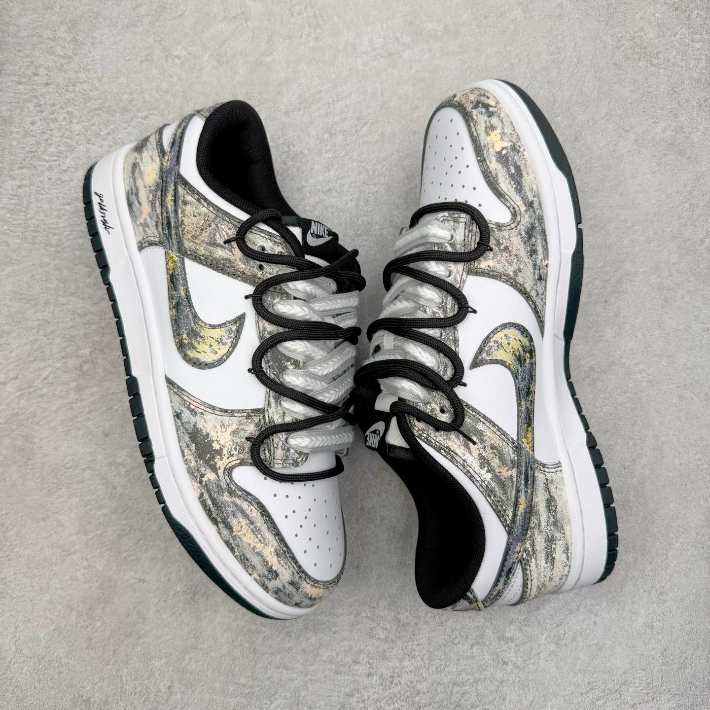 图片[3]-＃YC纯原 NK Dunk Low 淘金热 HF5441-100 当经典黑白底色遇见不羁的金色泼墨，黑色与金色泼墨如矿脉肆意蔓延，仿佛淘金者扬沙的瞬间被定格在鞋面。侧身Swoosh与泼墨浑然一体，如同隐匿的黄金矿脉，在步履移动间若隐若现。黑白基底是通勤百搭的实用主义，而跃动其上的金色，则是绝不妥协的野心与光芒。定制系列天花板 无原鞋不开发 全系列得物原鞋一比一校对开发 配色持续更新中 终端对接 优势输出 全套原厂楦头原纸板数据档案倾力打造 原汁原味莞产 极致还原 圈内最强针车工艺 高端零售指定版 广东原厂配套原盒原标 鞋盒分三个尺码段 原厂冲刀 超高清洁度 全鞋零毛边皮料切割 采用原厂百宏鞋带以及原厂百宏织唛舌标 内标可供原厂几率过验 进口原装条纹中底布 四线拉帮白色点胶 原厂拉帮手法遵循公司 原厂电绣 极致还原 尺码：36 36.5 37.5 38 38.5 39 40 40.5 41 42 42.5 43 44 44.5 45 46-选品中心