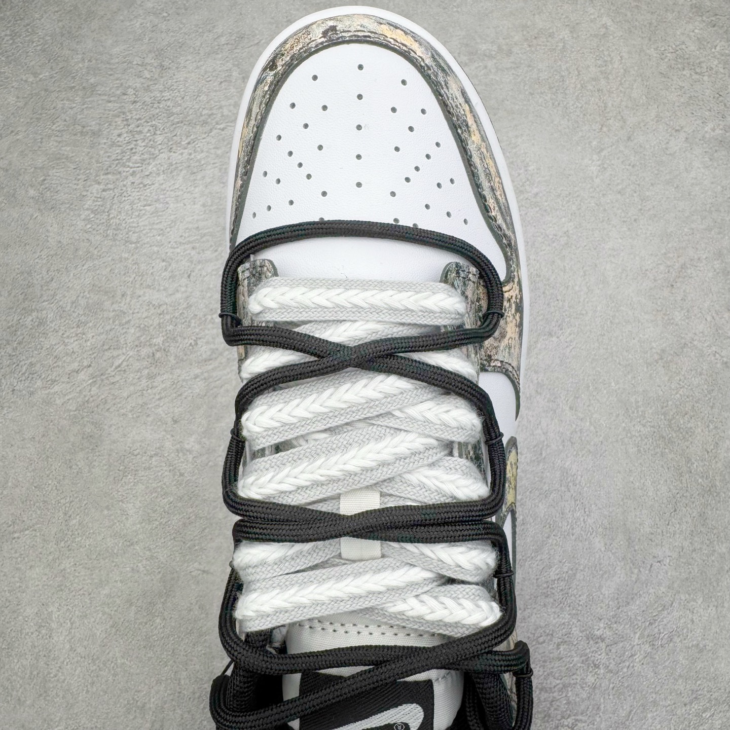 图片[4]-＃YC纯原 NK Dunk Low 淘金热 HF5441-100 当经典黑白底色遇见不羁的金色泼墨，黑色与金色泼墨如矿脉肆意蔓延，仿佛淘金者扬沙的瞬间被定格在鞋面。侧身Swoosh与泼墨浑然一体，如同隐匿的黄金矿脉，在步履移动间若隐若现。黑白基底是通勤百搭的实用主义，而跃动其上的金色，则是绝不妥协的野心与光芒。定制系列天花板 无原鞋不开发 全系列得物原鞋一比一校对开发 配色持续更新中 终端对接 优势输出 全套原厂楦头原纸板数据档案倾力打造 原汁原味莞产 极致还原 圈内最强针车工艺 高端零售指定版 广东原厂配套原盒原标 鞋盒分三个尺码段 原厂冲刀 超高清洁度 全鞋零毛边皮料切割 采用原厂百宏鞋带以及原厂百宏织唛舌标 内标可供原厂几率过验 进口原装条纹中底布 四线拉帮白色点胶 原厂拉帮手法遵循公司 原厂电绣 极致还原 尺码：36 36.5 37.5 38 38.5 39 40 40.5 41 42 42.5 43 44 44.5 45 46-选品中心