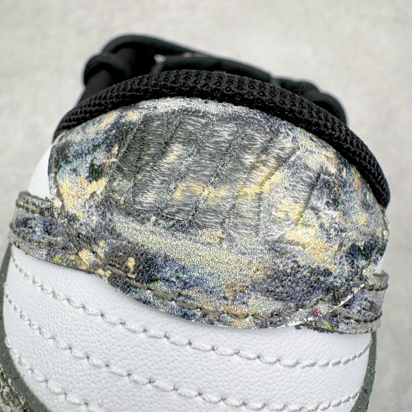 图片[17]-＃YC纯原 NK Dunk Low 淘金热 HF5441-100 当经典黑白底色遇见不羁的金色泼墨，黑色与金色泼墨如矿脉肆意蔓延，仿佛淘金者扬沙的瞬间被定格在鞋面。侧身Swoosh与泼墨浑然一体，如同隐匿的黄金矿脉，在步履移动间若隐若现。黑白基底是通勤百搭的实用主义，而跃动其上的金色，则是绝不妥协的野心与光芒。定制系列天花板 无原鞋不开发 全系列得物原鞋一比一校对开发 配色持续更新中 终端对接 优势输出 全套原厂楦头原纸板数据档案倾力打造 原汁原味莞产 极致还原 圈内最强针车工艺 高端零售指定版 广东原厂配套原盒原标 鞋盒分三个尺码段 原厂冲刀 超高清洁度 全鞋零毛边皮料切割 采用原厂百宏鞋带以及原厂百宏织唛舌标 内标可供原厂几率过验 进口原装条纹中底布 四线拉帮白色点胶 原厂拉帮手法遵循公司 原厂电绣 极致还原 尺码：36 36.5 37.5 38 38.5 39 40 40.5 41 42 42.5 43 44 44.5 45 46-选品中心