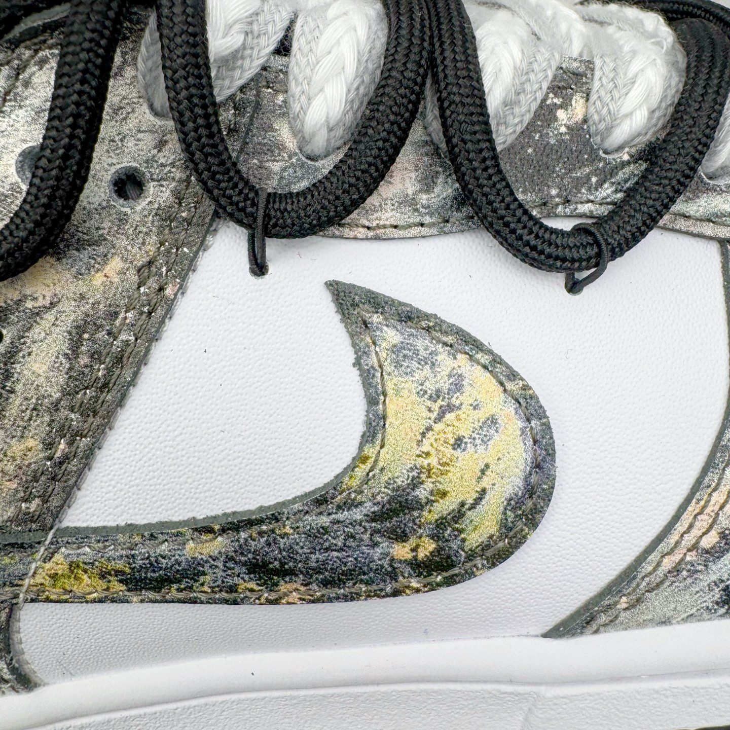 图片[20]-＃YC纯原 NK Dunk Low 淘金热 HF5441-100 当经典黑白底色遇见不羁的金色泼墨，黑色与金色泼墨如矿脉肆意蔓延，仿佛淘金者扬沙的瞬间被定格在鞋面。侧身Swoosh与泼墨浑然一体，如同隐匿的黄金矿脉，在步履移动间若隐若现。黑白基底是通勤百搭的实用主义，而跃动其上的金色，则是绝不妥协的野心与光芒。定制系列天花板 无原鞋不开发 全系列得物原鞋一比一校对开发 配色持续更新中 终端对接 优势输出 全套原厂楦头原纸板数据档案倾力打造 原汁原味莞产 极致还原 圈内最强针车工艺 高端零售指定版 广东原厂配套原盒原标 鞋盒分三个尺码段 原厂冲刀 超高清洁度 全鞋零毛边皮料切割 采用原厂百宏鞋带以及原厂百宏织唛舌标 内标可供原厂几率过验 进口原装条纹中底布 四线拉帮白色点胶 原厂拉帮手法遵循公司 原厂电绣 极致还原 尺码：36 36.5 37.5 38 38.5 39 40 40.5 41 42 42.5 43 44 44.5 45 46-选品中心