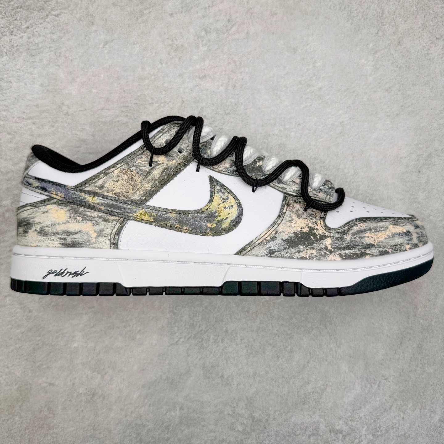 #YC纯原 NK Dunk Low 淘金热 HF5441-100 当经典黑白底色遇见不羁的金色泼墨,黑色与金色泼墨如矿脉肆意蔓延,仿佛淘金者扬沙的瞬间被定格在鞋面。侧身Swoosh与泼墨浑然一体,如同隐匿的黄金矿脉,在步履移动间若隐若现。黑白基底是通勤百搭的实用主义,而跃动其上的金色,则是绝不妥协的野心与光芒。定制系列天花板 无原鞋不开发 全系列得物原鞋一比一校对开发 配色持续更新中 终端对接 优势输出 全套原厂楦头原纸板数据档案倾力打造 原汁原味莞产 极致还原 圈内最强针车工艺 高端零售指定版 广东原厂配套原盒原标 鞋盒分三个尺码段 原厂冲刀 超高清洁度 全鞋零毛边皮料切割 采用原厂百宏鞋带以及原厂百宏织唛舌标 内标可供原厂几率过验 进口原装条纹中底布 四线拉帮白色点胶 原厂拉帮手法遵循公司 原厂电绣 极致还原 尺码:36 36.5 37.5 38 38.5 39 40 40.5 41 42 42.5 43 44 44.5 45 46-选品中心