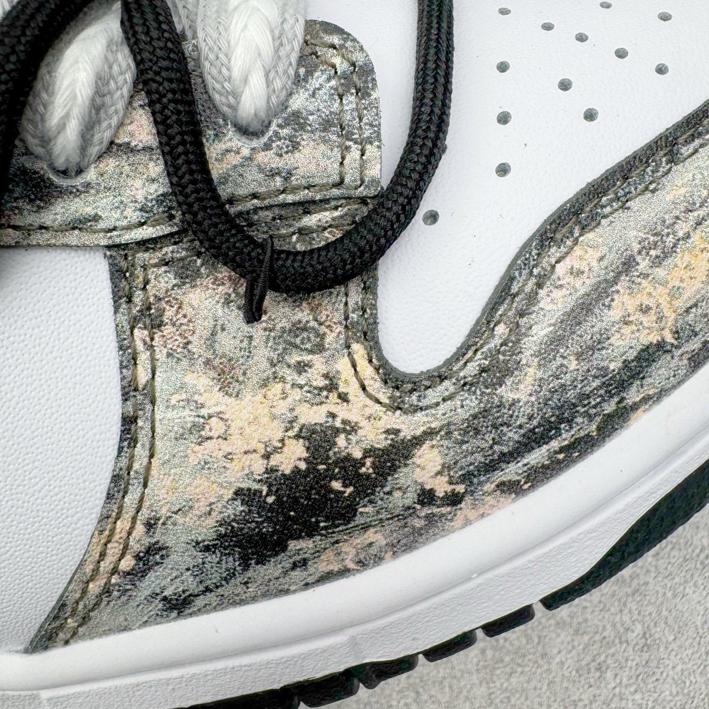 图片[19]-＃YC纯原 NK Dunk Low 淘金热 HF5441-100 当经典黑白底色遇见不羁的金色泼墨，黑色与金色泼墨如矿脉肆意蔓延，仿佛淘金者扬沙的瞬间被定格在鞋面。侧身Swoosh与泼墨浑然一体，如同隐匿的黄金矿脉，在步履移动间若隐若现。黑白基底是通勤百搭的实用主义，而跃动其上的金色，则是绝不妥协的野心与光芒。定制系列天花板 无原鞋不开发 全系列得物原鞋一比一校对开发 配色持续更新中 终端对接 优势输出 全套原厂楦头原纸板数据档案倾力打造 原汁原味莞产 极致还原 圈内最强针车工艺 高端零售指定版 广东原厂配套原盒原标 鞋盒分三个尺码段 原厂冲刀 超高清洁度 全鞋零毛边皮料切割 采用原厂百宏鞋带以及原厂百宏织唛舌标 内标可供原厂几率过验 进口原装条纹中底布 四线拉帮白色点胶 原厂拉帮手法遵循公司 原厂电绣 极致还原 尺码：36 36.5 37.5 38 38.5 39 40 40.5 41 42 42.5 43 44 44.5 45 46-选品中心
