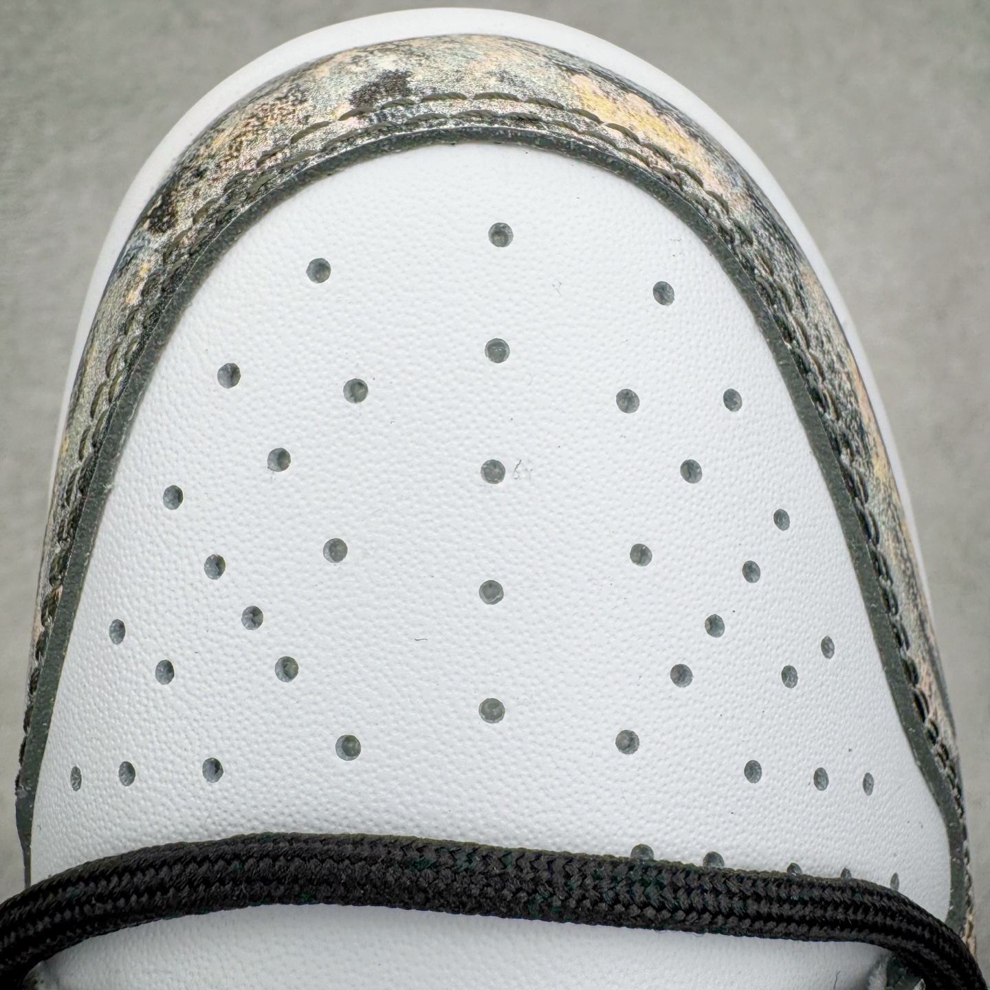 图片[16]-＃YC纯原 NK Dunk Low 淘金热 HF5441-100 当经典黑白底色遇见不羁的金色泼墨，黑色与金色泼墨如矿脉肆意蔓延，仿佛淘金者扬沙的瞬间被定格在鞋面。侧身Swoosh与泼墨浑然一体，如同隐匿的黄金矿脉，在步履移动间若隐若现。黑白基底是通勤百搭的实用主义，而跃动其上的金色，则是绝不妥协的野心与光芒。定制系列天花板 无原鞋不开发 全系列得物原鞋一比一校对开发 配色持续更新中 终端对接 优势输出 全套原厂楦头原纸板数据档案倾力打造 原汁原味莞产 极致还原 圈内最强针车工艺 高端零售指定版 广东原厂配套原盒原标 鞋盒分三个尺码段 原厂冲刀 超高清洁度 全鞋零毛边皮料切割 采用原厂百宏鞋带以及原厂百宏织唛舌标 内标可供原厂几率过验 进口原装条纹中底布 四线拉帮白色点胶 原厂拉帮手法遵循公司 原厂电绣 极致还原 尺码：36 36.5 37.5 38 38.5 39 40 40.5 41 42 42.5 43 44 44.5 45 46-选品中心