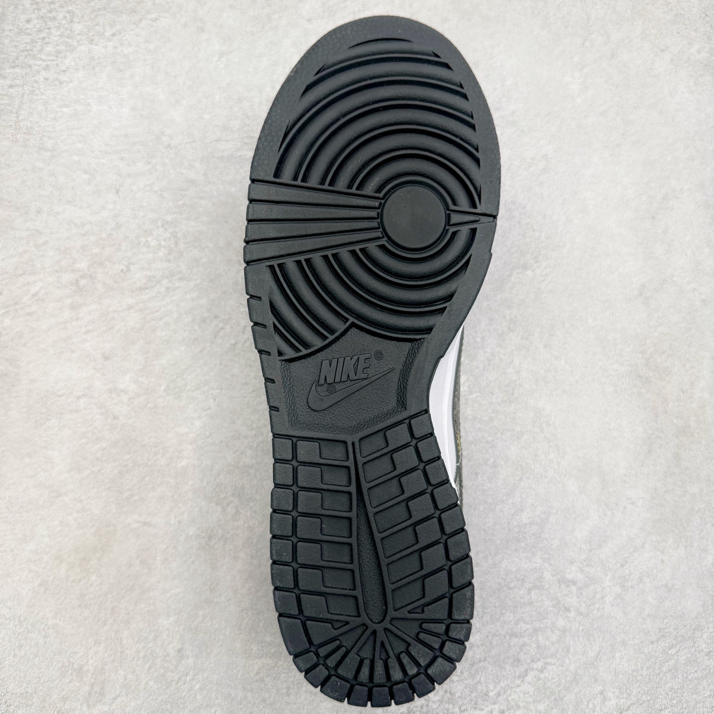 图片[9]-＃YC纯原 NK Dunk Low 淘金热 HF5441-100 当经典黑白底色遇见不羁的金色泼墨，黑色与金色泼墨如矿脉肆意蔓延，仿佛淘金者扬沙的瞬间被定格在鞋面。侧身Swoosh与泼墨浑然一体，如同隐匿的黄金矿脉，在步履移动间若隐若现。黑白基底是通勤百搭的实用主义，而跃动其上的金色，则是绝不妥协的野心与光芒。定制系列天花板 无原鞋不开发 全系列得物原鞋一比一校对开发 配色持续更新中 终端对接 优势输出 全套原厂楦头原纸板数据档案倾力打造 原汁原味莞产 极致还原 圈内最强针车工艺 高端零售指定版 广东原厂配套原盒原标 鞋盒分三个尺码段 原厂冲刀 超高清洁度 全鞋零毛边皮料切割 采用原厂百宏鞋带以及原厂百宏织唛舌标 内标可供原厂几率过验 进口原装条纹中底布 四线拉帮白色点胶 原厂拉帮手法遵循公司 原厂电绣 极致还原 尺码：36 36.5 37.5 38 38.5 39 40 40.5 41 42 42.5 43 44 44.5 45 46-选品中心