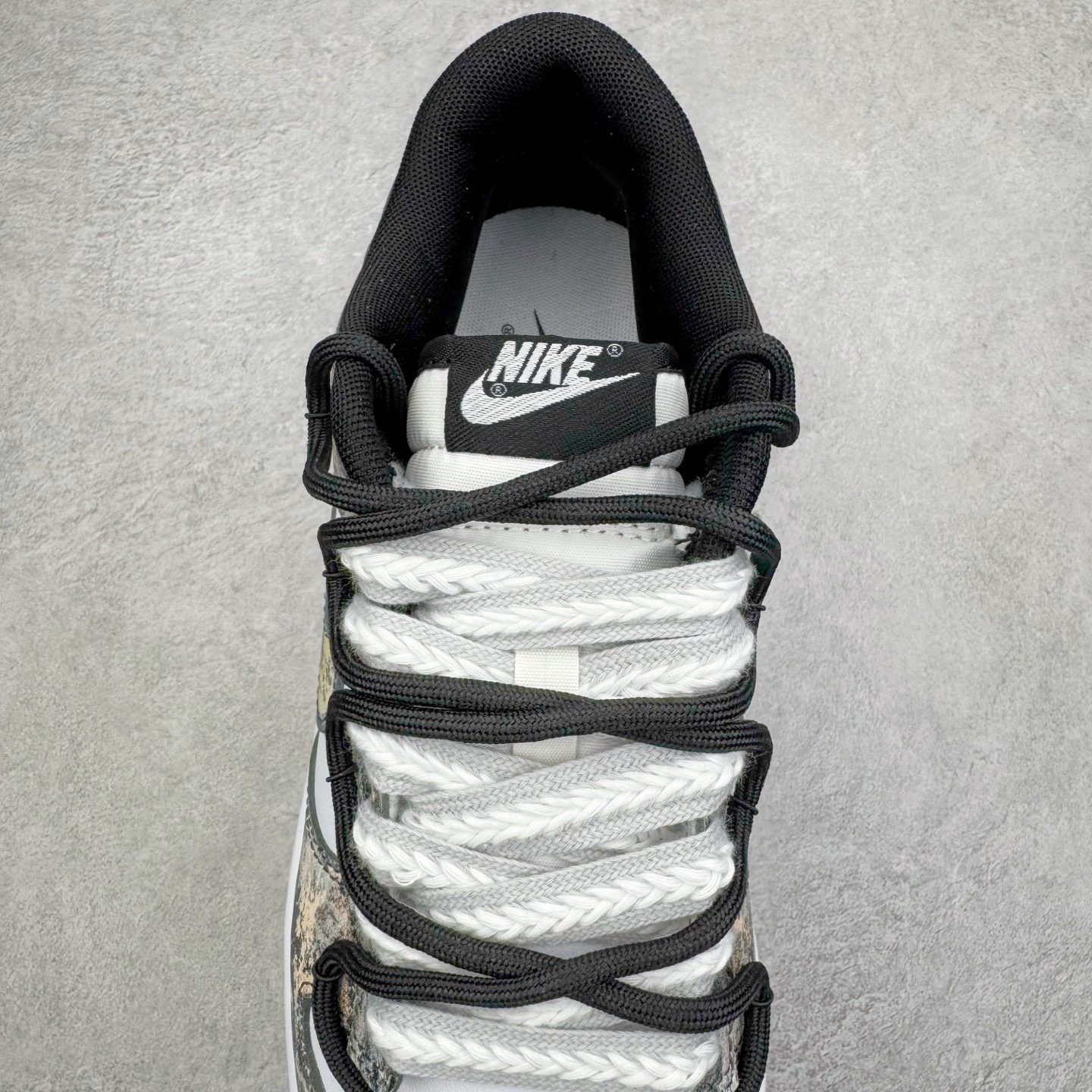 图片[5]-＃YC纯原 NK Dunk Low 淘金热 HF5441-100 当经典黑白底色遇见不羁的金色泼墨，黑色与金色泼墨如矿脉肆意蔓延，仿佛淘金者扬沙的瞬间被定格在鞋面。侧身Swoosh与泼墨浑然一体，如同隐匿的黄金矿脉，在步履移动间若隐若现。黑白基底是通勤百搭的实用主义，而跃动其上的金色，则是绝不妥协的野心与光芒。定制系列天花板 无原鞋不开发 全系列得物原鞋一比一校对开发 配色持续更新中 终端对接 优势输出 全套原厂楦头原纸板数据档案倾力打造 原汁原味莞产 极致还原 圈内最强针车工艺 高端零售指定版 广东原厂配套原盒原标 鞋盒分三个尺码段 原厂冲刀 超高清洁度 全鞋零毛边皮料切割 采用原厂百宏鞋带以及原厂百宏织唛舌标 内标可供原厂几率过验 进口原装条纹中底布 四线拉帮白色点胶 原厂拉帮手法遵循公司 原厂电绣 极致还原 尺码：36 36.5 37.5 38 38.5 39 40 40.5 41 42 42.5 43 44 44.5 45 46-选品中心