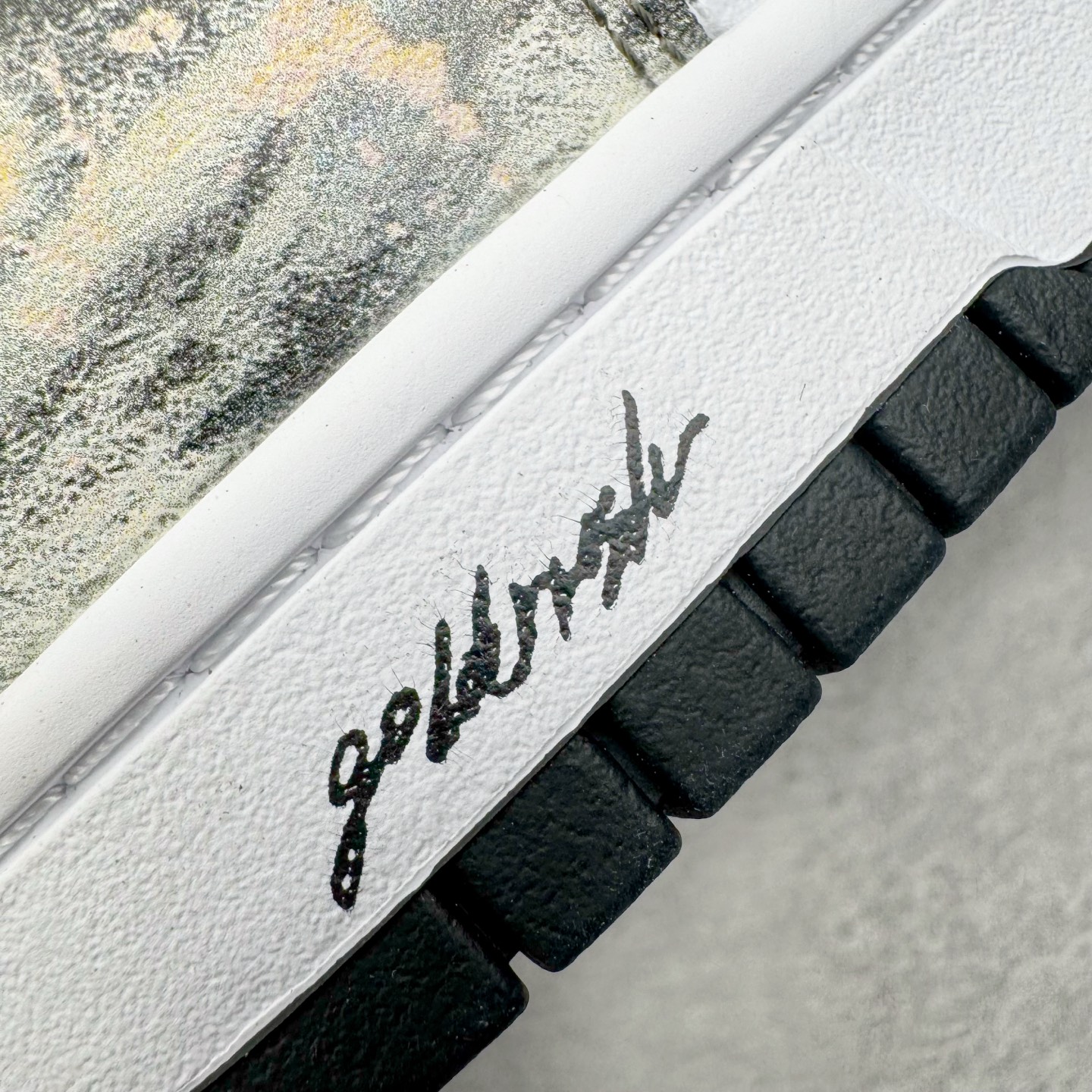 图片[10]-＃YC纯原 NK Dunk Low 淘金热 HF5441-100 当经典黑白底色遇见不羁的金色泼墨，黑色与金色泼墨如矿脉肆意蔓延，仿佛淘金者扬沙的瞬间被定格在鞋面。侧身Swoosh与泼墨浑然一体，如同隐匿的黄金矿脉，在步履移动间若隐若现。黑白基底是通勤百搭的实用主义，而跃动其上的金色，则是绝不妥协的野心与光芒。定制系列天花板 无原鞋不开发 全系列得物原鞋一比一校对开发 配色持续更新中 终端对接 优势输出 全套原厂楦头原纸板数据档案倾力打造 原汁原味莞产 极致还原 圈内最强针车工艺 高端零售指定版 广东原厂配套原盒原标 鞋盒分三个尺码段 原厂冲刀 超高清洁度 全鞋零毛边皮料切割 采用原厂百宏鞋带以及原厂百宏织唛舌标 内标可供原厂几率过验 进口原装条纹中底布 四线拉帮白色点胶 原厂拉帮手法遵循公司 原厂电绣 极致还原 尺码：36 36.5 37.5 38 38.5 39 40 40.5 41 42 42.5 43 44 44.5 45 46-选品中心