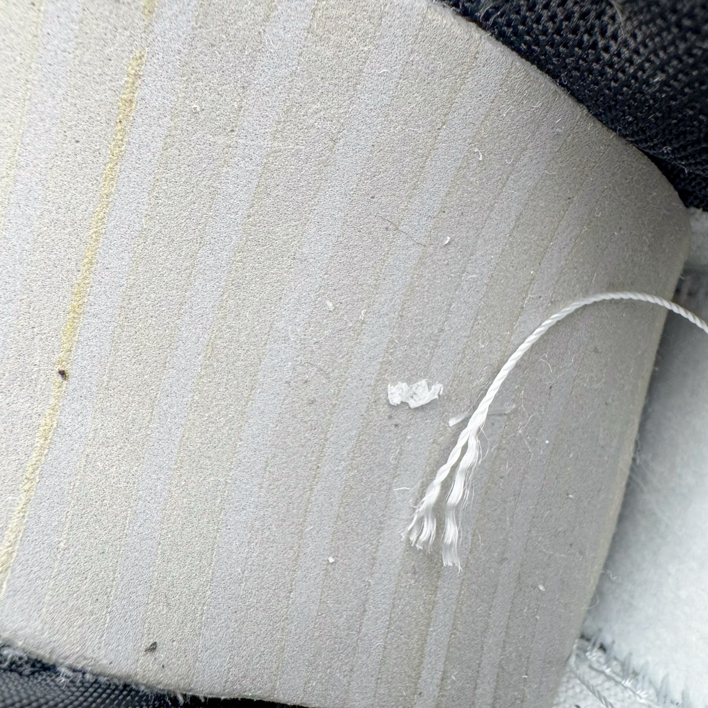 图片[12]-＃YC纯原 NK Dunk Low 淘金热 HF5441-100 当经典黑白底色遇见不羁的金色泼墨，黑色与金色泼墨如矿脉肆意蔓延，仿佛淘金者扬沙的瞬间被定格在鞋面。侧身Swoosh与泼墨浑然一体，如同隐匿的黄金矿脉，在步履移动间若隐若现。黑白基底是通勤百搭的实用主义，而跃动其上的金色，则是绝不妥协的野心与光芒。定制系列天花板 无原鞋不开发 全系列得物原鞋一比一校对开发 配色持续更新中 终端对接 优势输出 全套原厂楦头原纸板数据档案倾力打造 原汁原味莞产 极致还原 圈内最强针车工艺 高端零售指定版 广东原厂配套原盒原标 鞋盒分三个尺码段 原厂冲刀 超高清洁度 全鞋零毛边皮料切割 采用原厂百宏鞋带以及原厂百宏织唛舌标 内标可供原厂几率过验 进口原装条纹中底布 四线拉帮白色点胶 原厂拉帮手法遵循公司 原厂电绣 极致还原 尺码：36 36.5 37.5 38 38.5 39 40 40.5 41 42 42.5 43 44 44.5 45 46-选品中心