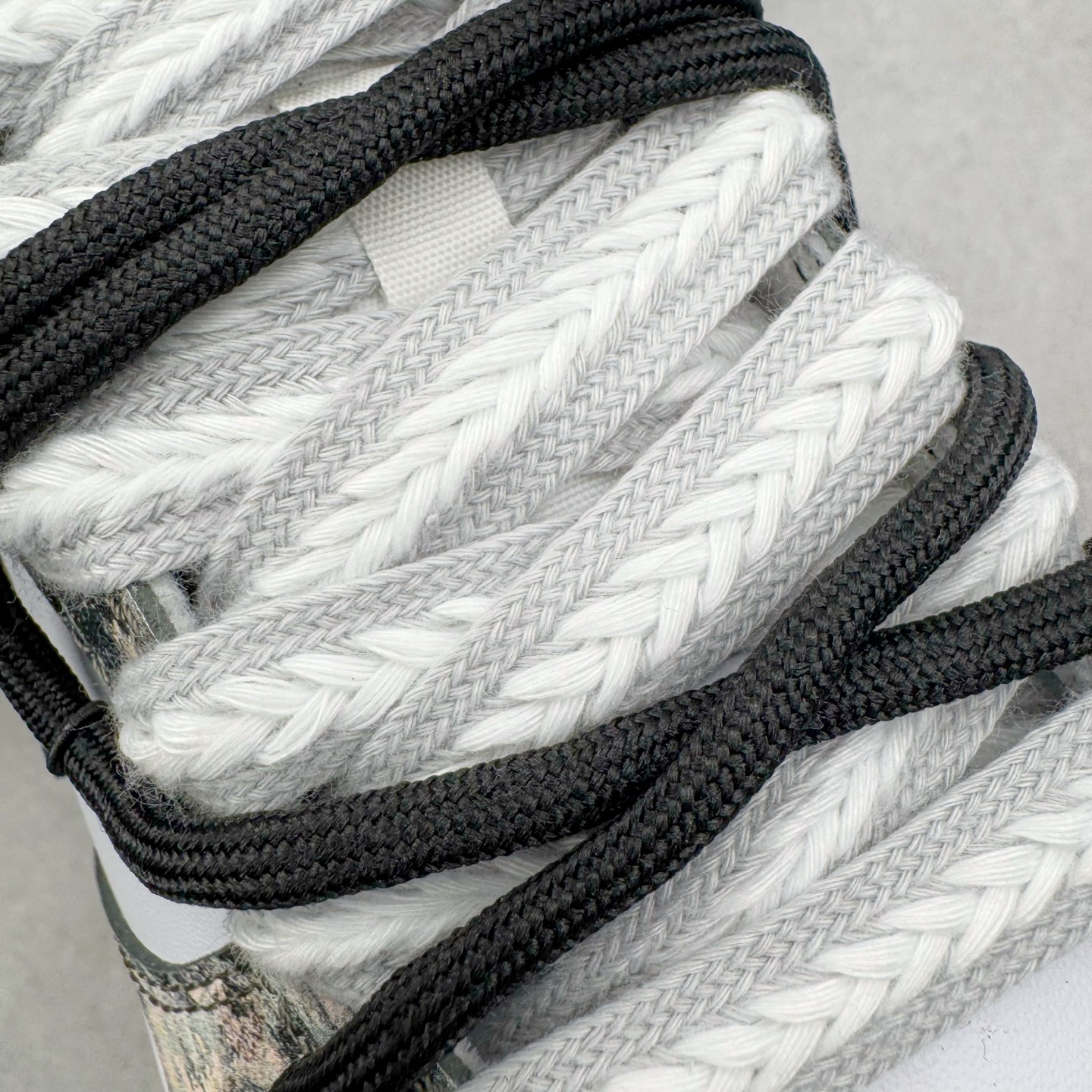 图片[15]-＃YC纯原 NK Dunk Low 淘金热 HF5441-100 当经典黑白底色遇见不羁的金色泼墨，黑色与金色泼墨如矿脉肆意蔓延，仿佛淘金者扬沙的瞬间被定格在鞋面。侧身Swoosh与泼墨浑然一体，如同隐匿的黄金矿脉，在步履移动间若隐若现。黑白基底是通勤百搭的实用主义，而跃动其上的金色，则是绝不妥协的野心与光芒。定制系列天花板 无原鞋不开发 全系列得物原鞋一比一校对开发 配色持续更新中 终端对接 优势输出 全套原厂楦头原纸板数据档案倾力打造 原汁原味莞产 极致还原 圈内最强针车工艺 高端零售指定版 广东原厂配套原盒原标 鞋盒分三个尺码段 原厂冲刀 超高清洁度 全鞋零毛边皮料切割 采用原厂百宏鞋带以及原厂百宏织唛舌标 内标可供原厂几率过验 进口原装条纹中底布 四线拉帮白色点胶 原厂拉帮手法遵循公司 原厂电绣 极致还原 尺码：36 36.5 37.5 38 38.5 39 40 40.5 41 42 42.5 43 44 44.5 45 46-选品中心