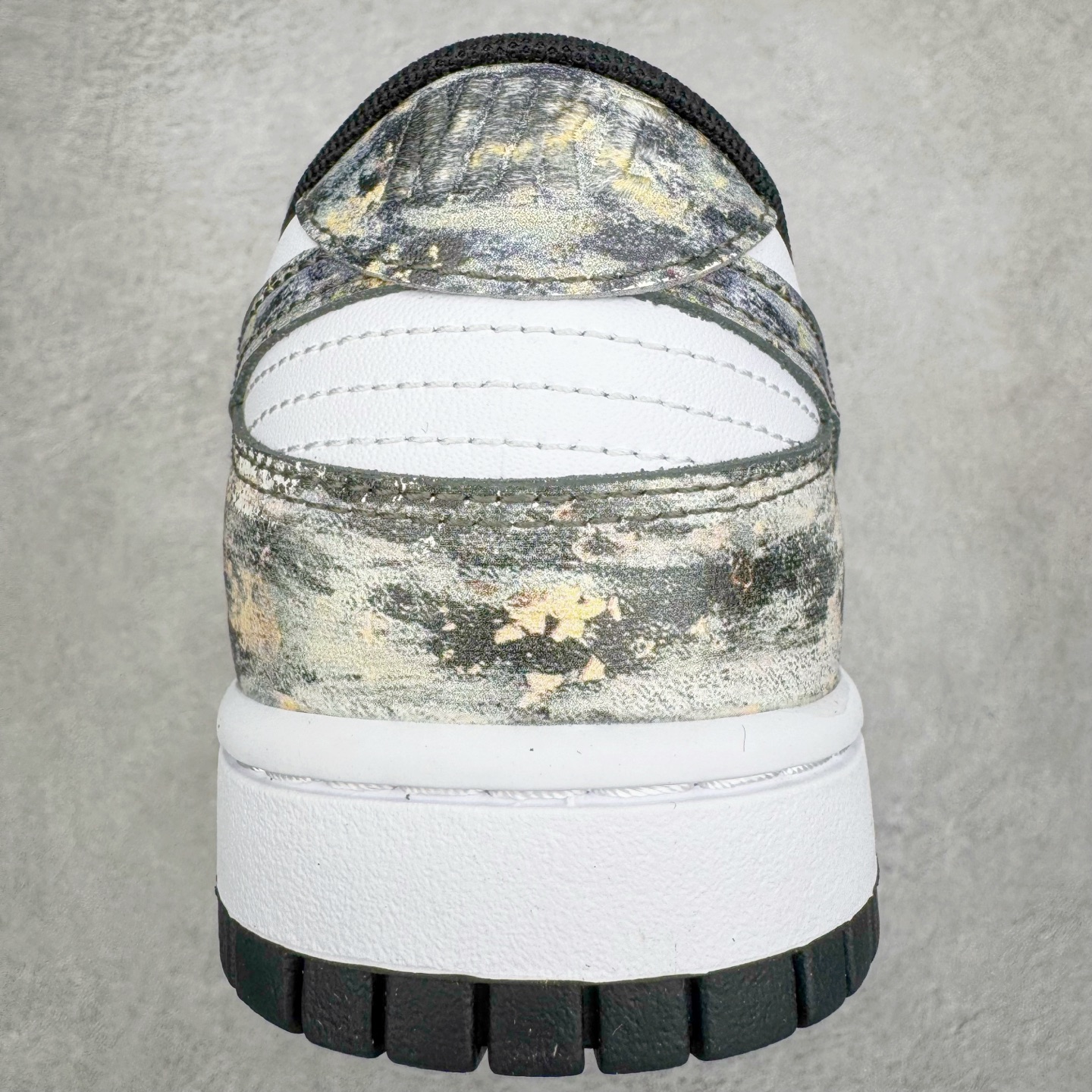 图片[8]-＃YC纯原 NK Dunk Low 淘金热 HF5441-100 当经典黑白底色遇见不羁的金色泼墨，黑色与金色泼墨如矿脉肆意蔓延，仿佛淘金者扬沙的瞬间被定格在鞋面。侧身Swoosh与泼墨浑然一体，如同隐匿的黄金矿脉，在步履移动间若隐若现。黑白基底是通勤百搭的实用主义，而跃动其上的金色，则是绝不妥协的野心与光芒。定制系列天花板 无原鞋不开发 全系列得物原鞋一比一校对开发 配色持续更新中 终端对接 优势输出 全套原厂楦头原纸板数据档案倾力打造 原汁原味莞产 极致还原 圈内最强针车工艺 高端零售指定版 广东原厂配套原盒原标 鞋盒分三个尺码段 原厂冲刀 超高清洁度 全鞋零毛边皮料切割 采用原厂百宏鞋带以及原厂百宏织唛舌标 内标可供原厂几率过验 进口原装条纹中底布 四线拉帮白色点胶 原厂拉帮手法遵循公司 原厂电绣 极致还原 尺码：36 36.5 37.5 38 38.5 39 40 40.5 41 42 42.5 43 44 44.5 45 46-选品中心