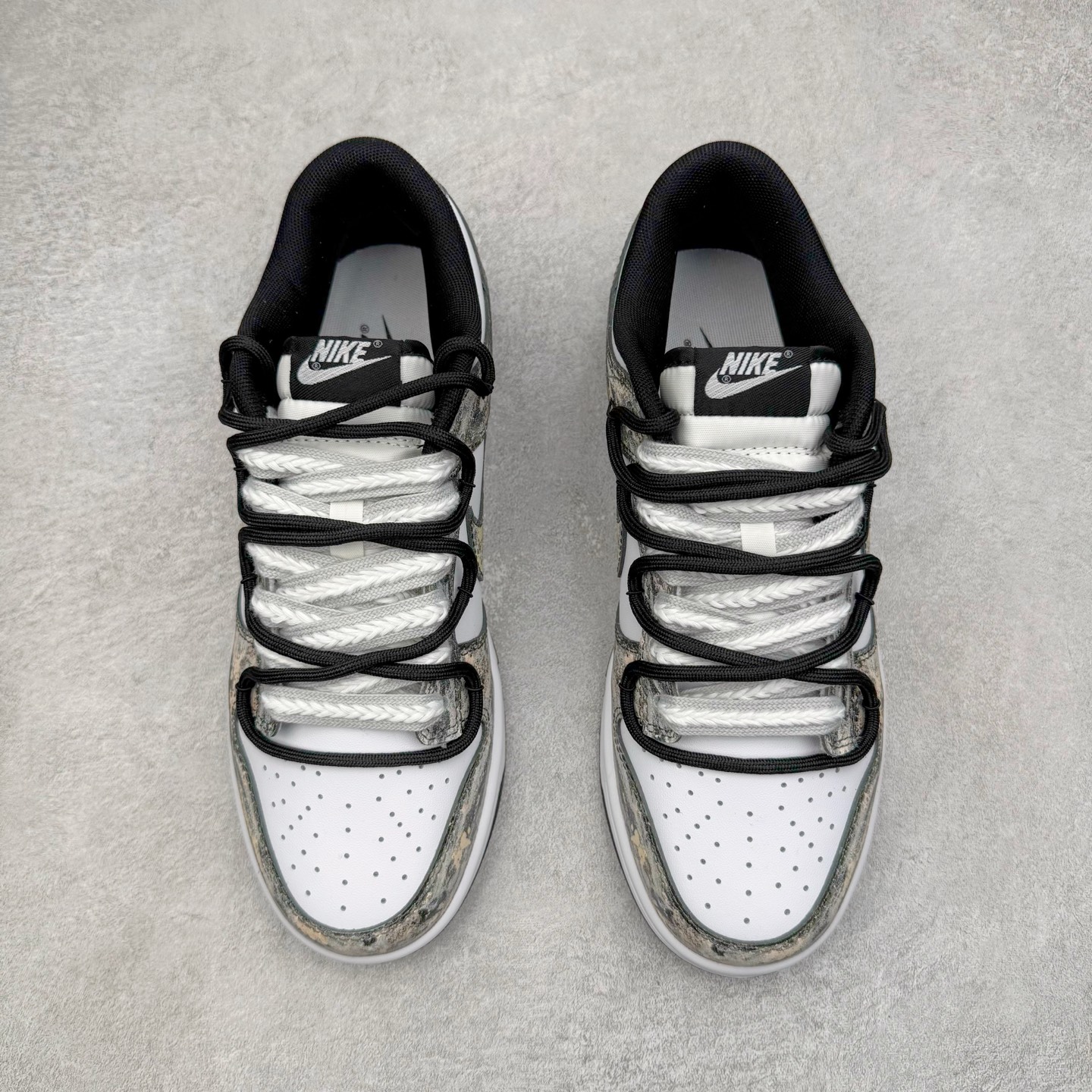 图片[2]-＃YC纯原 NK Dunk Low 淘金热 HF5441-100 当经典黑白底色遇见不羁的金色泼墨，黑色与金色泼墨如矿脉肆意蔓延，仿佛淘金者扬沙的瞬间被定格在鞋面。侧身Swoosh与泼墨浑然一体，如同隐匿的黄金矿脉，在步履移动间若隐若现。黑白基底是通勤百搭的实用主义，而跃动其上的金色，则是绝不妥协的野心与光芒。定制系列天花板 无原鞋不开发 全系列得物原鞋一比一校对开发 配色持续更新中 终端对接 优势输出 全套原厂楦头原纸板数据档案倾力打造 原汁原味莞产 极致还原 圈内最强针车工艺 高端零售指定版 广东原厂配套原盒原标 鞋盒分三个尺码段 原厂冲刀 超高清洁度 全鞋零毛边皮料切割 采用原厂百宏鞋带以及原厂百宏织唛舌标 内标可供原厂几率过验 进口原装条纹中底布 四线拉帮白色点胶 原厂拉帮手法遵循公司 原厂电绣 极致还原 尺码：36 36.5 37.5 38 38.5 39 40 40.5 41 42 42.5 43 44 44.5 45 46-选品中心