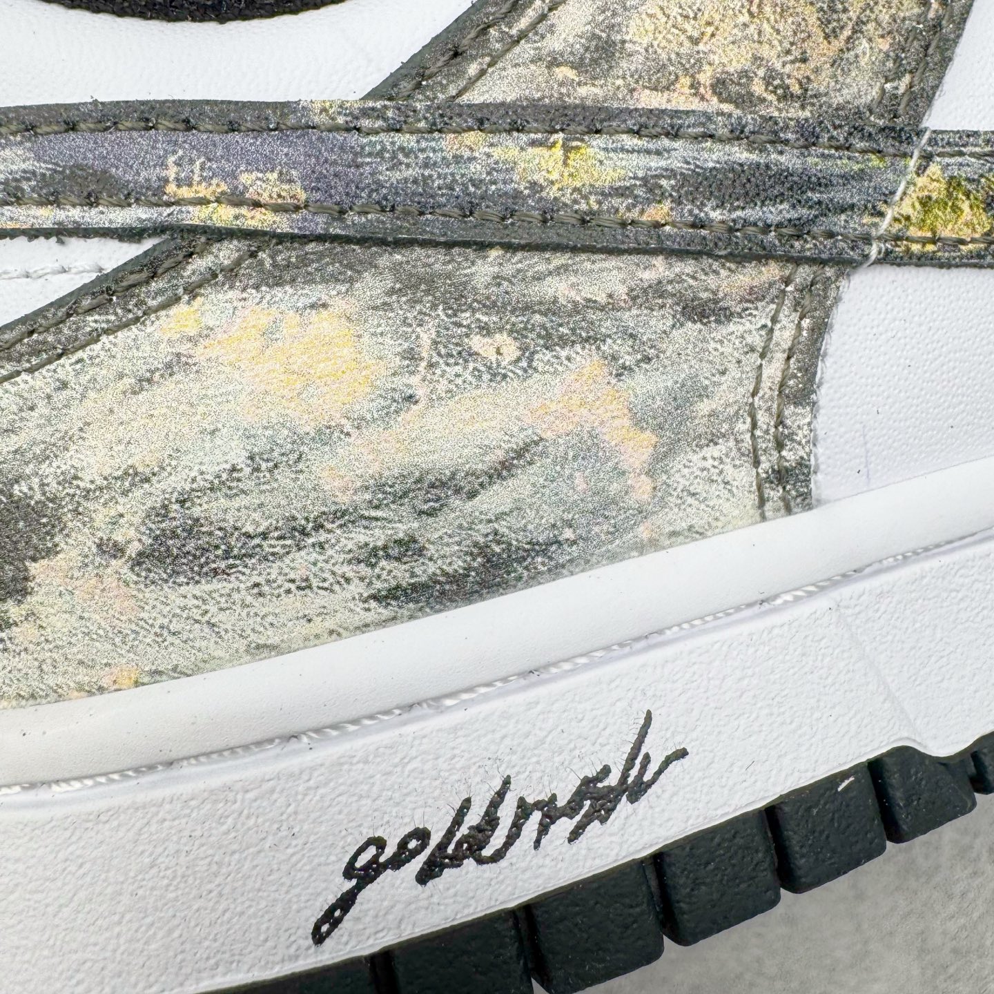图片[18]-＃YC纯原 NK Dunk Low 淘金热 HF5441-100 当经典黑白底色遇见不羁的金色泼墨，黑色与金色泼墨如矿脉肆意蔓延，仿佛淘金者扬沙的瞬间被定格在鞋面。侧身Swoosh与泼墨浑然一体，如同隐匿的黄金矿脉，在步履移动间若隐若现。黑白基底是通勤百搭的实用主义，而跃动其上的金色，则是绝不妥协的野心与光芒。定制系列天花板 无原鞋不开发 全系列得物原鞋一比一校对开发 配色持续更新中 终端对接 优势输出 全套原厂楦头原纸板数据档案倾力打造 原汁原味莞产 极致还原 圈内最强针车工艺 高端零售指定版 广东原厂配套原盒原标 鞋盒分三个尺码段 原厂冲刀 超高清洁度 全鞋零毛边皮料切割 采用原厂百宏鞋带以及原厂百宏织唛舌标 内标可供原厂几率过验 进口原装条纹中底布 四线拉帮白色点胶 原厂拉帮手法遵循公司 原厂电绣 极致还原 尺码：36 36.5 37.5 38 38.5 39 40 40.5 41 42 42.5 43 44 44.5 45 46-选品中心