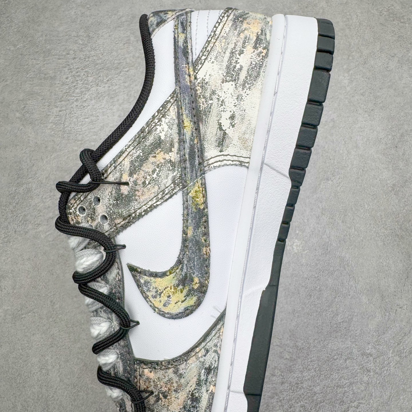 图片[7]-＃YC纯原 NK Dunk Low 淘金热 HF5441-100 当经典黑白底色遇见不羁的金色泼墨，黑色与金色泼墨如矿脉肆意蔓延，仿佛淘金者扬沙的瞬间被定格在鞋面。侧身Swoosh与泼墨浑然一体，如同隐匿的黄金矿脉，在步履移动间若隐若现。黑白基底是通勤百搭的实用主义，而跃动其上的金色，则是绝不妥协的野心与光芒。定制系列天花板 无原鞋不开发 全系列得物原鞋一比一校对开发 配色持续更新中 终端对接 优势输出 全套原厂楦头原纸板数据档案倾力打造 原汁原味莞产 极致还原 圈内最强针车工艺 高端零售指定版 广东原厂配套原盒原标 鞋盒分三个尺码段 原厂冲刀 超高清洁度 全鞋零毛边皮料切割 采用原厂百宏鞋带以及原厂百宏织唛舌标 内标可供原厂几率过验 进口原装条纹中底布 四线拉帮白色点胶 原厂拉帮手法遵循公司 原厂电绣 极致还原 尺码：36 36.5 37.5 38 38.5 39 40 40.5 41 42 42.5 43 44 44.5 45 46-选品中心