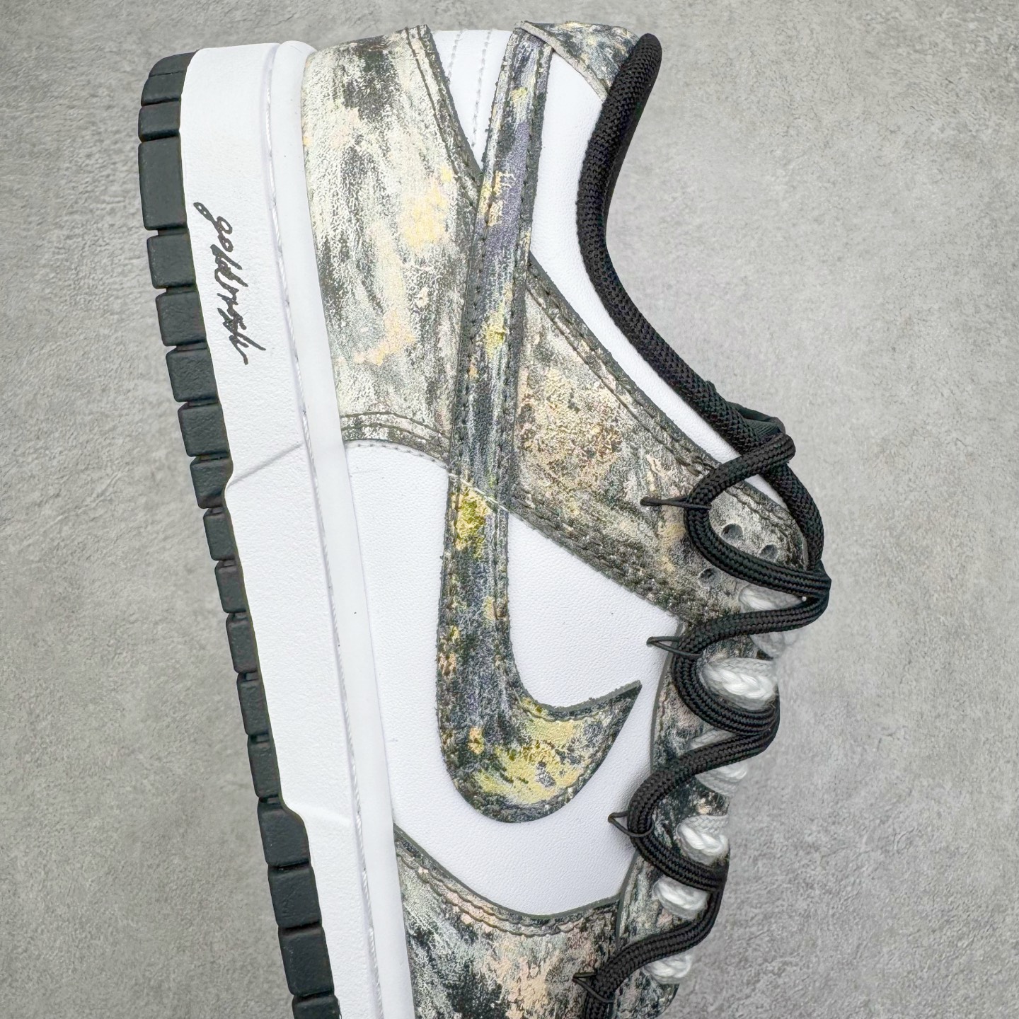 图片[6]-＃YC纯原 NK Dunk Low 淘金热 HF5441-100 当经典黑白底色遇见不羁的金色泼墨，黑色与金色泼墨如矿脉肆意蔓延，仿佛淘金者扬沙的瞬间被定格在鞋面。侧身Swoosh与泼墨浑然一体，如同隐匿的黄金矿脉，在步履移动间若隐若现。黑白基底是通勤百搭的实用主义，而跃动其上的金色，则是绝不妥协的野心与光芒。定制系列天花板 无原鞋不开发 全系列得物原鞋一比一校对开发 配色持续更新中 终端对接 优势输出 全套原厂楦头原纸板数据档案倾力打造 原汁原味莞产 极致还原 圈内最强针车工艺 高端零售指定版 广东原厂配套原盒原标 鞋盒分三个尺码段 原厂冲刀 超高清洁度 全鞋零毛边皮料切割 采用原厂百宏鞋带以及原厂百宏织唛舌标 内标可供原厂几率过验 进口原装条纹中底布 四线拉帮白色点胶 原厂拉帮手法遵循公司 原厂电绣 极致还原 尺码：36 36.5 37.5 38 38.5 39 40 40.5 41 42 42.5 43 44 44.5 45 46-选品中心