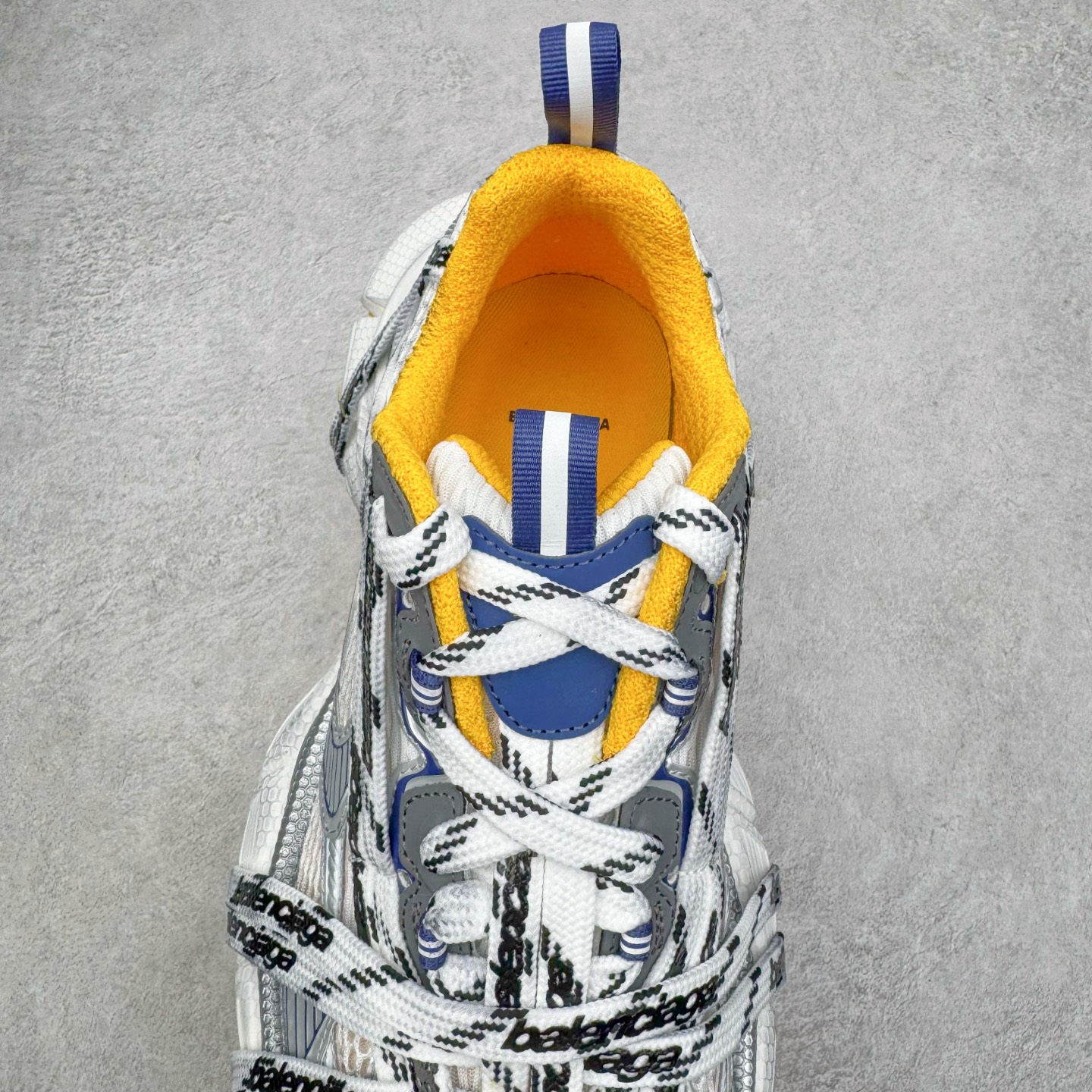 图片[5]-＃VG零售版 BALENCIAGA 3XL Sneakers 巴黎世家十代网布系带低帮走秀复古老爹鞋 全套原纸板楦头开发 最原汁原味的灵魂版型 全鞋荧光划线卡点 胶水把控整洁度追求极致完美 每一双都是工艺品 多重QC质检 超越公司货的品控标准 实实在在的免检产品 原盒原配 正确字体电绣 粗细、位置、大小正确 侧边TPU 透气孔匹配意产原版 正确分离大底 TPU软底 原版一致大底LOGO 立体感十足 原厂皮料水洗做旧 采购原厂网纱 不含皮革 网布材料和聚氨酯 磨损效果 鞋头边缘和后帮 Balenciaga 徽标 鞋面和后跟凸印尺码 鞋舌 3XL 橡胶品牌标识和反光细节 鞋帮拉袢和鞋舌拉祥 配反光细节 备用鞋带在鞋履前侧 可在穿着前取下 便于不同造型搭配 正常尺码 尺码：35 36 37 38 39 40 41 42 43 44 45 46-选品中心