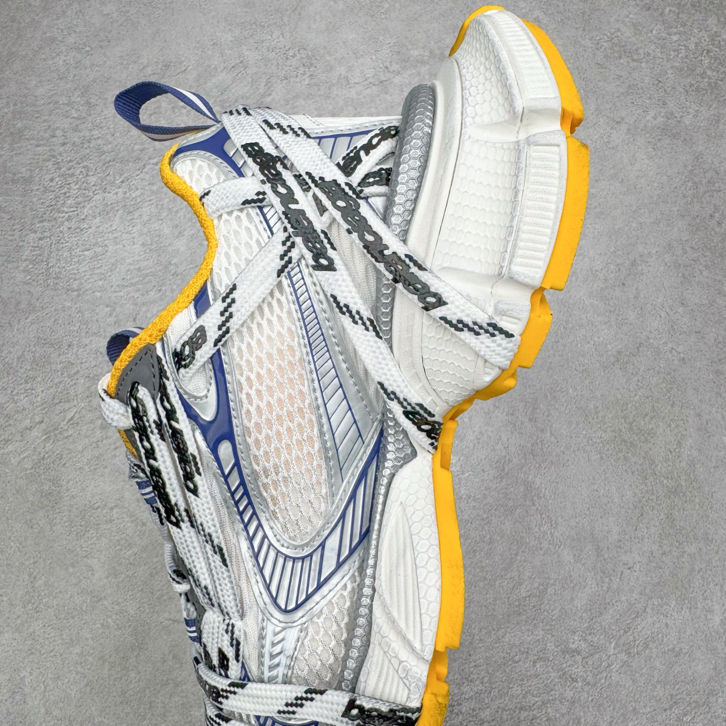 图片[7]-＃VG零售版 BALENCIAGA 3XL Sneakers 巴黎世家十代网布系带低帮走秀复古老爹鞋 全套原纸板楦头开发 最原汁原味的灵魂版型 全鞋荧光划线卡点 胶水把控整洁度追求极致完美 每一双都是工艺品 多重QC质检 超越公司货的品控标准 实实在在的免检产品 原盒原配 正确字体电绣 粗细、位置、大小正确 侧边TPU 透气孔匹配意产原版 正确分离大底 TPU软底 原版一致大底LOGO 立体感十足 原厂皮料水洗做旧 采购原厂网纱 不含皮革 网布材料和聚氨酯 磨损效果 鞋头边缘和后帮 Balenciaga 徽标 鞋面和后跟凸印尺码 鞋舌 3XL 橡胶品牌标识和反光细节 鞋帮拉袢和鞋舌拉祥 配反光细节 备用鞋带在鞋履前侧 可在穿着前取下 便于不同造型搭配 正常尺码 尺码：35 36 37 38 39 40 41 42 43 44 45 46-选品中心