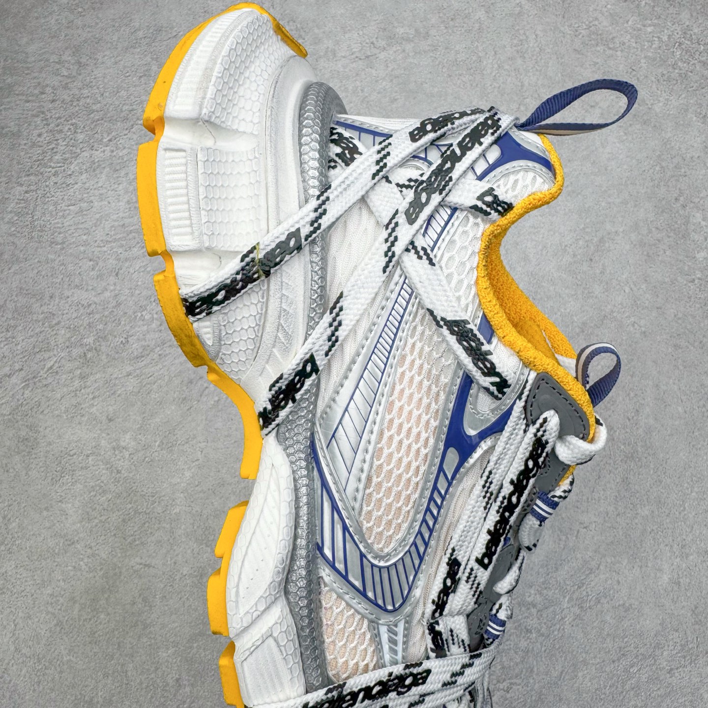 图片[6]-＃VG零售版 BALENCIAGA 3XL Sneakers 巴黎世家十代网布系带低帮走秀复古老爹鞋 全套原纸板楦头开发 最原汁原味的灵魂版型 全鞋荧光划线卡点 胶水把控整洁度追求极致完美 每一双都是工艺品 多重QC质检 超越公司货的品控标准 实实在在的免检产品 原盒原配 正确字体电绣 粗细、位置、大小正确 侧边TPU 透气孔匹配意产原版 正确分离大底 TPU软底 原版一致大底LOGO 立体感十足 原厂皮料水洗做旧 采购原厂网纱 不含皮革 网布材料和聚氨酯 磨损效果 鞋头边缘和后帮 Balenciaga 徽标 鞋面和后跟凸印尺码 鞋舌 3XL 橡胶品牌标识和反光细节 鞋帮拉袢和鞋舌拉祥 配反光细节 备用鞋带在鞋履前侧 可在穿着前取下 便于不同造型搭配 正常尺码 尺码：35 36 37 38 39 40 41 42 43 44 45 46-选品中心