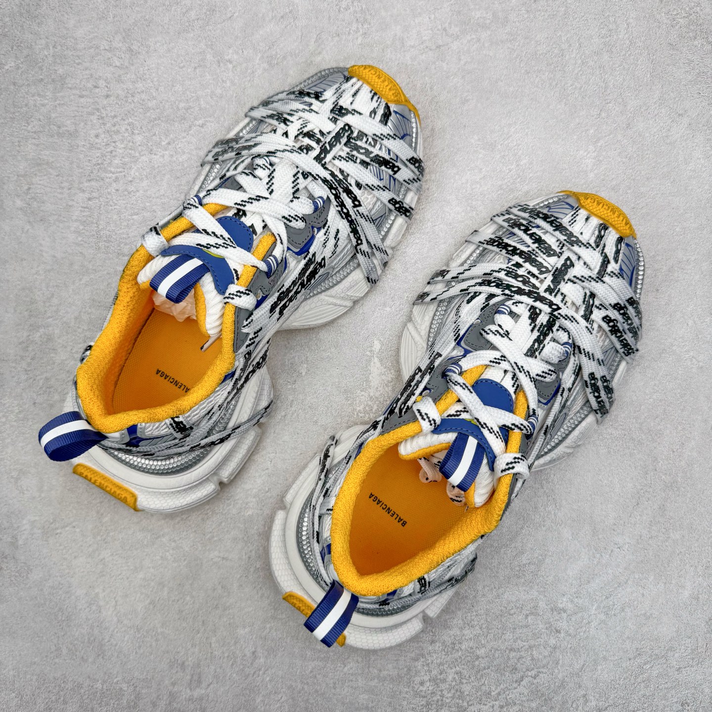 图片[3]-＃VG零售版 BALENCIAGA 3XL Sneakers 巴黎世家十代网布系带低帮走秀复古老爹鞋 全套原纸板楦头开发 最原汁原味的灵魂版型 全鞋荧光划线卡点 胶水把控整洁度追求极致完美 每一双都是工艺品 多重QC质检 超越公司货的品控标准 实实在在的免检产品 原盒原配 正确字体电绣 粗细、位置、大小正确 侧边TPU 透气孔匹配意产原版 正确分离大底 TPU软底 原版一致大底LOGO 立体感十足 原厂皮料水洗做旧 采购原厂网纱 不含皮革 网布材料和聚氨酯 磨损效果 鞋头边缘和后帮 Balenciaga 徽标 鞋面和后跟凸印尺码 鞋舌 3XL 橡胶品牌标识和反光细节 鞋帮拉袢和鞋舌拉祥 配反光细节 备用鞋带在鞋履前侧 可在穿着前取下 便于不同造型搭配 正常尺码 尺码：35 36 37 38 39 40 41 42 43 44 45 46-选品中心