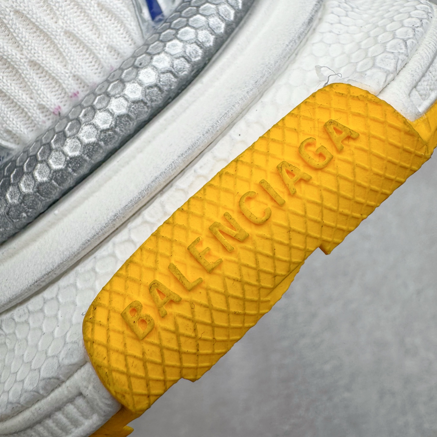 图片[10]-＃VG零售版 BALENCIAGA 3XL Sneakers 巴黎世家十代网布系带低帮走秀复古老爹鞋 全套原纸板楦头开发 最原汁原味的灵魂版型 全鞋荧光划线卡点 胶水把控整洁度追求极致完美 每一双都是工艺品 多重QC质检 超越公司货的品控标准 实实在在的免检产品 原盒原配 正确字体电绣 粗细、位置、大小正确 侧边TPU 透气孔匹配意产原版 正确分离大底 TPU软底 原版一致大底LOGO 立体感十足 原厂皮料水洗做旧 采购原厂网纱 不含皮革 网布材料和聚氨酯 磨损效果 鞋头边缘和后帮 Balenciaga 徽标 鞋面和后跟凸印尺码 鞋舌 3XL 橡胶品牌标识和反光细节 鞋帮拉袢和鞋舌拉祥 配反光细节 备用鞋带在鞋履前侧 可在穿着前取下 便于不同造型搭配 正常尺码 尺码：35 36 37 38 39 40 41 42 43 44 45 46-选品中心