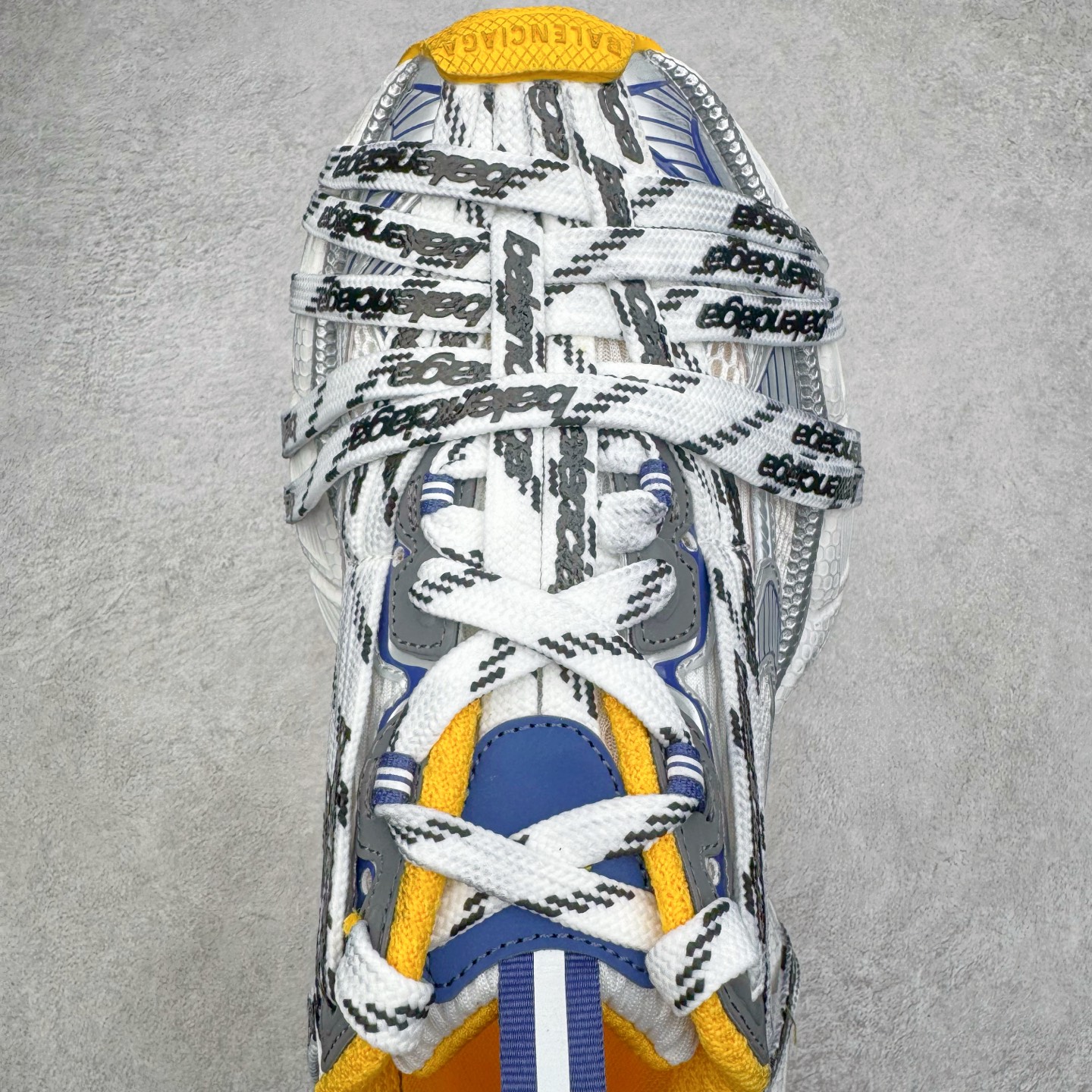 图片[4]-＃VG零售版 BALENCIAGA 3XL Sneakers 巴黎世家十代网布系带低帮走秀复古老爹鞋 全套原纸板楦头开发 最原汁原味的灵魂版型 全鞋荧光划线卡点 胶水把控整洁度追求极致完美 每一双都是工艺品 多重QC质检 超越公司货的品控标准 实实在在的免检产品 原盒原配 正确字体电绣 粗细、位置、大小正确 侧边TPU 透气孔匹配意产原版 正确分离大底 TPU软底 原版一致大底LOGO 立体感十足 原厂皮料水洗做旧 采购原厂网纱 不含皮革 网布材料和聚氨酯 磨损效果 鞋头边缘和后帮 Balenciaga 徽标 鞋面和后跟凸印尺码 鞋舌 3XL 橡胶品牌标识和反光细节 鞋帮拉袢和鞋舌拉祥 配反光细节 备用鞋带在鞋履前侧 可在穿着前取下 便于不同造型搭配 正常尺码 尺码：35 36 37 38 39 40 41 42 43 44 45 46-选品中心