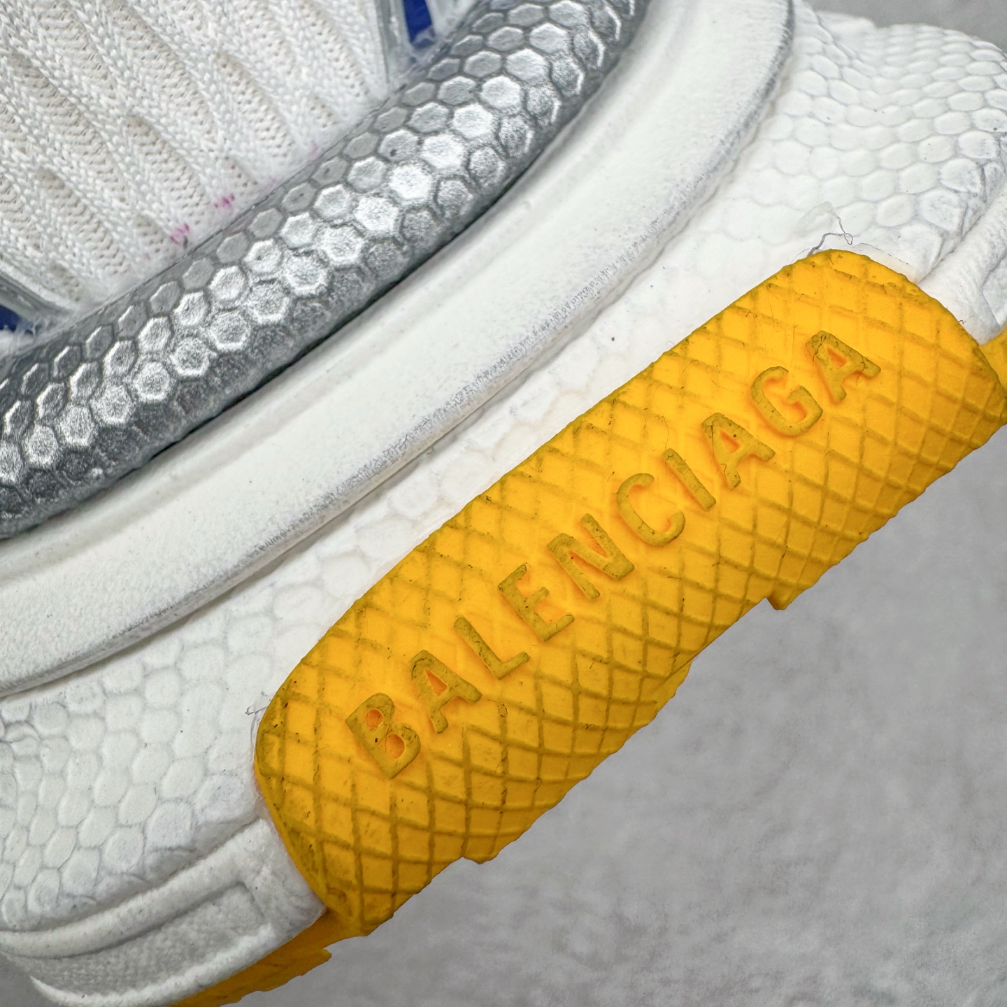 图片[14]-＃VG零售版 BALENCIAGA 3XL Sneakers 巴黎世家十代网布系带低帮走秀复古老爹鞋 全套原纸板楦头开发 最原汁原味的灵魂版型 全鞋荧光划线卡点 胶水把控整洁度追求极致完美 每一双都是工艺品 多重QC质检 超越公司货的品控标准 实实在在的免检产品 原盒原配 正确字体电绣 粗细、位置、大小正确 侧边TPU 透气孔匹配意产原版 正确分离大底 TPU软底 原版一致大底LOGO 立体感十足 原厂皮料水洗做旧 采购原厂网纱 不含皮革 网布材料和聚氨酯 磨损效果 鞋头边缘和后帮 Balenciaga 徽标 鞋面和后跟凸印尺码 鞋舌 3XL 橡胶品牌标识和反光细节 鞋帮拉袢和鞋舌拉祥 配反光细节 备用鞋带在鞋履前侧 可在穿着前取下 便于不同造型搭配 正常尺码 尺码：35 36 37 38 39 40 41 42 43 44 45 46-选品中心