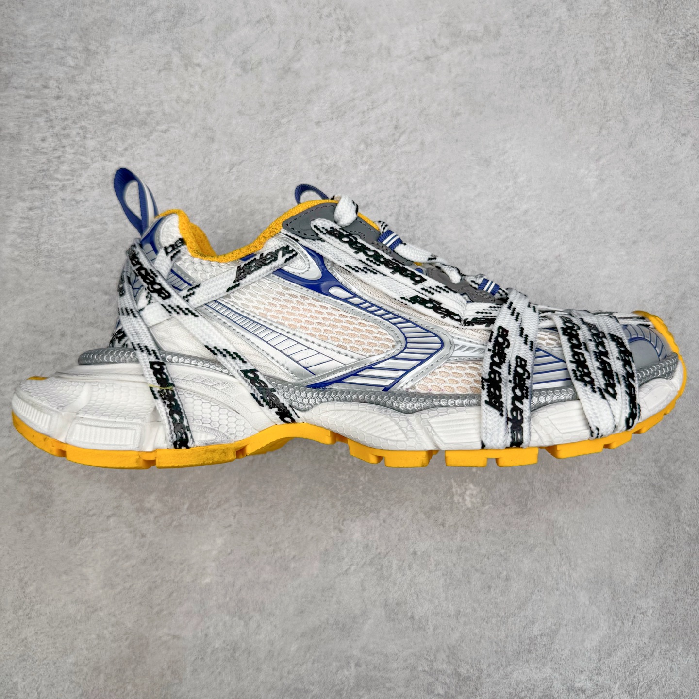 #VG零售版 BALENCIAGA 3XL Sneakers 巴黎世家十代网布系带低帮走秀复古老爹鞋 全套原纸板楦头开发 最原汁原味的灵魂版型 全鞋荧光划线卡点 胶水把控整洁度追求极致完美 每一双都是工艺品 多重QC质检 超越公司货的品控标准 实实在在的免检产品 原盒原配 正确字体电绣 粗细、位置、大小正确 侧边TPU 透气孔匹配意产原版 正确分离大底 TPU软底 原版一致大底LOGO 立体感十足 原厂皮料水洗做旧 采购原厂网纱 不含皮革 网布材料和聚氨酯 磨损效果 鞋头边缘和后帮 Balenciaga 徽标 鞋面和后跟凸印尺码 鞋舌 3XL 橡胶品牌标识和反光细节 鞋帮拉袢和鞋舌拉祥 配反光细节 备用鞋带在鞋履前侧 可在穿着前取下 便于不同造型搭配 正常尺码 尺码:35 36 37 38 39 40 41 42 43 44 45 46-选品中心