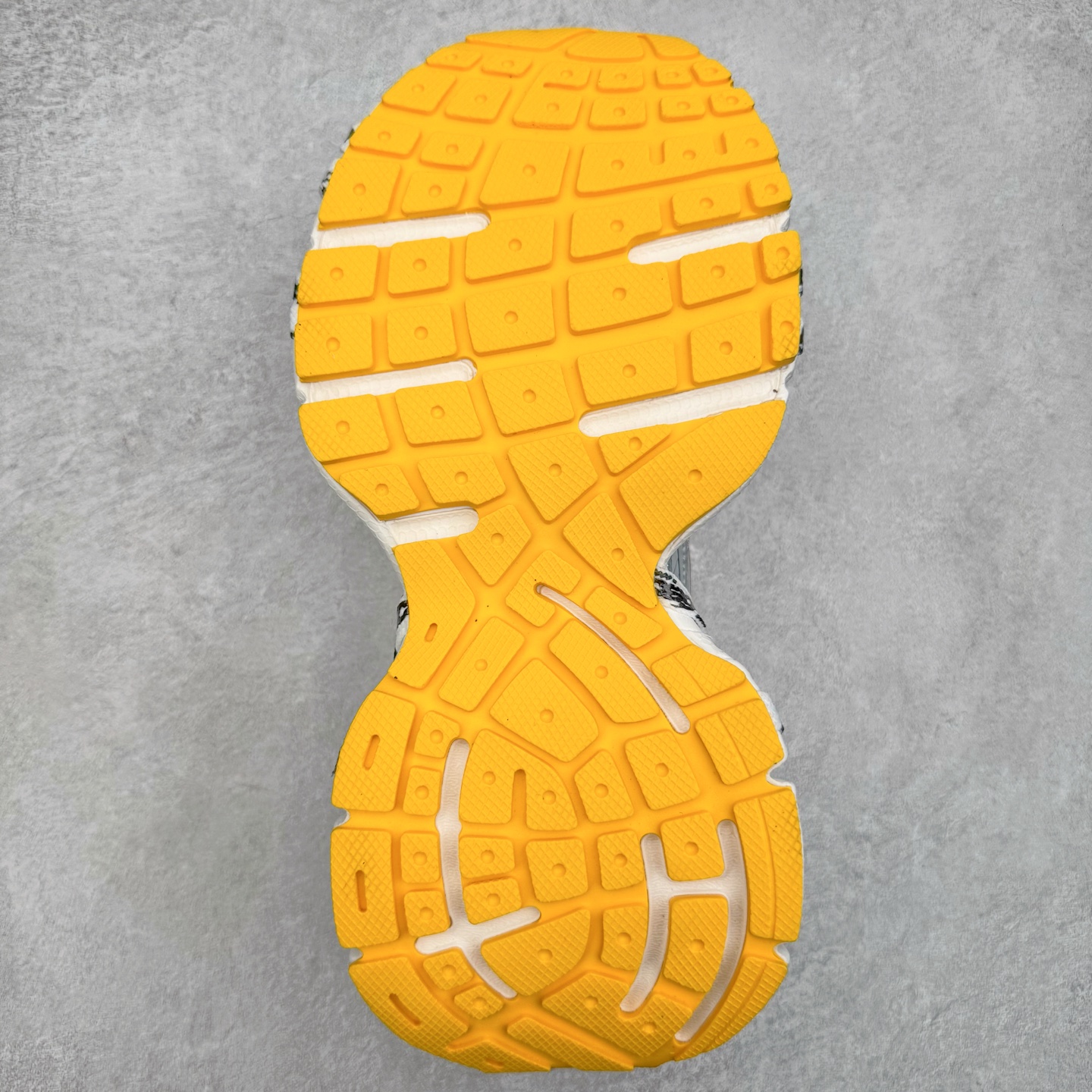 图片[9]-＃VG零售版 BALENCIAGA 3XL Sneakers 巴黎世家十代网布系带低帮走秀复古老爹鞋 全套原纸板楦头开发 最原汁原味的灵魂版型 全鞋荧光划线卡点 胶水把控整洁度追求极致完美 每一双都是工艺品 多重QC质检 超越公司货的品控标准 实实在在的免检产品 原盒原配 正确字体电绣 粗细、位置、大小正确 侧边TPU 透气孔匹配意产原版 正确分离大底 TPU软底 原版一致大底LOGO 立体感十足 原厂皮料水洗做旧 采购原厂网纱 不含皮革 网布材料和聚氨酯 磨损效果 鞋头边缘和后帮 Balenciaga 徽标 鞋面和后跟凸印尺码 鞋舌 3XL 橡胶品牌标识和反光细节 鞋帮拉袢和鞋舌拉祥 配反光细节 备用鞋带在鞋履前侧 可在穿着前取下 便于不同造型搭配 正常尺码 尺码：35 36 37 38 39 40 41 42 43 44 45 46-选品中心