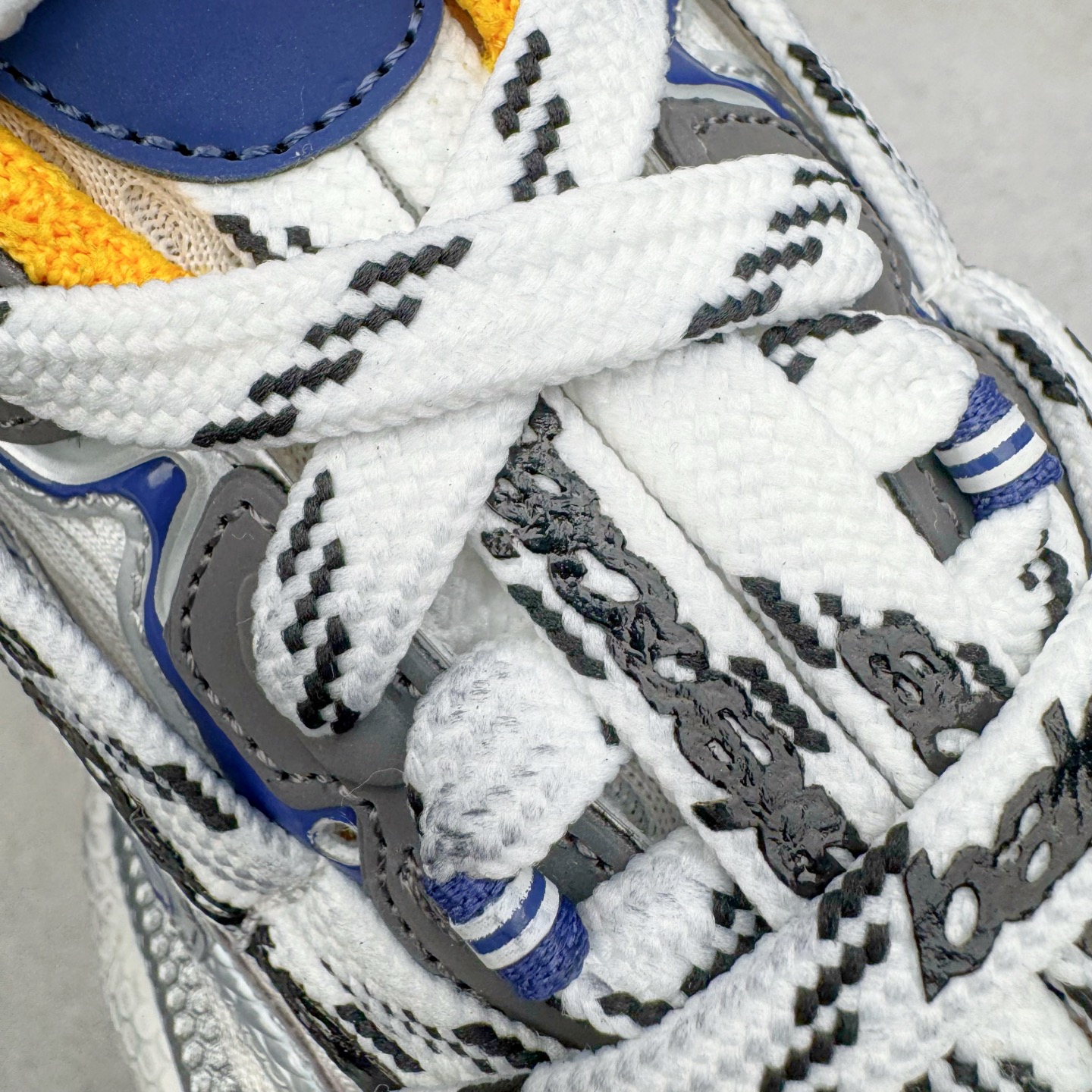 图片[17]-＃VG零售版 BALENCIAGA 3XL Sneakers 巴黎世家十代网布系带低帮走秀复古老爹鞋 全套原纸板楦头开发 最原汁原味的灵魂版型 全鞋荧光划线卡点 胶水把控整洁度追求极致完美 每一双都是工艺品 多重QC质检 超越公司货的品控标准 实实在在的免检产品 原盒原配 正确字体电绣 粗细、位置、大小正确 侧边TPU 透气孔匹配意产原版 正确分离大底 TPU软底 原版一致大底LOGO 立体感十足 原厂皮料水洗做旧 采购原厂网纱 不含皮革 网布材料和聚氨酯 磨损效果 鞋头边缘和后帮 Balenciaga 徽标 鞋面和后跟凸印尺码 鞋舌 3XL 橡胶品牌标识和反光细节 鞋帮拉袢和鞋舌拉祥 配反光细节 备用鞋带在鞋履前侧 可在穿着前取下 便于不同造型搭配 正常尺码 尺码：35 36 37 38 39 40 41 42 43 44 45 46-选品中心